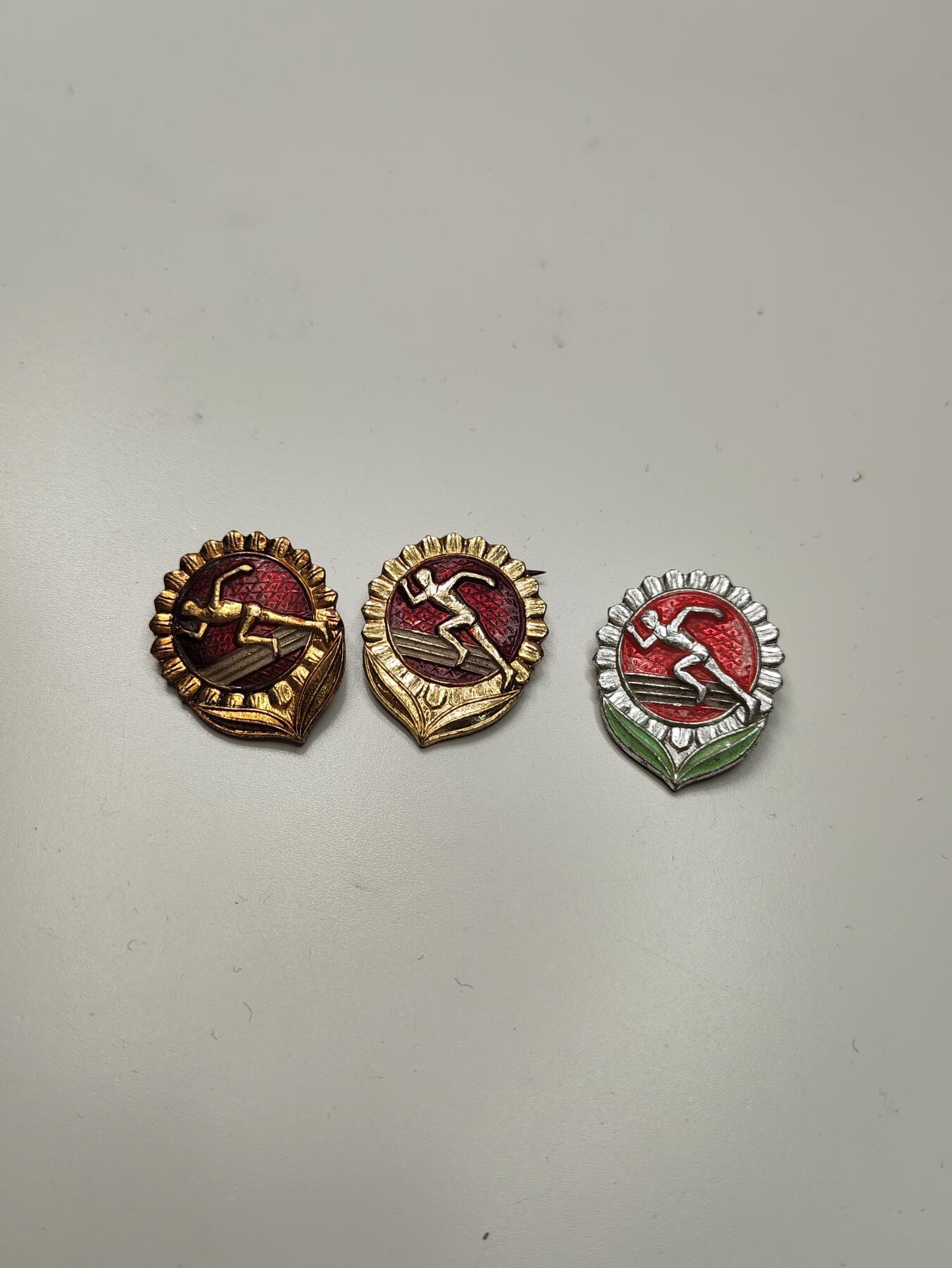 新时代收藏徽章红藏拍卖(第二十七场)  徽章纸品证书杂项 体育锻炼标准证章三枚 青年组少年组