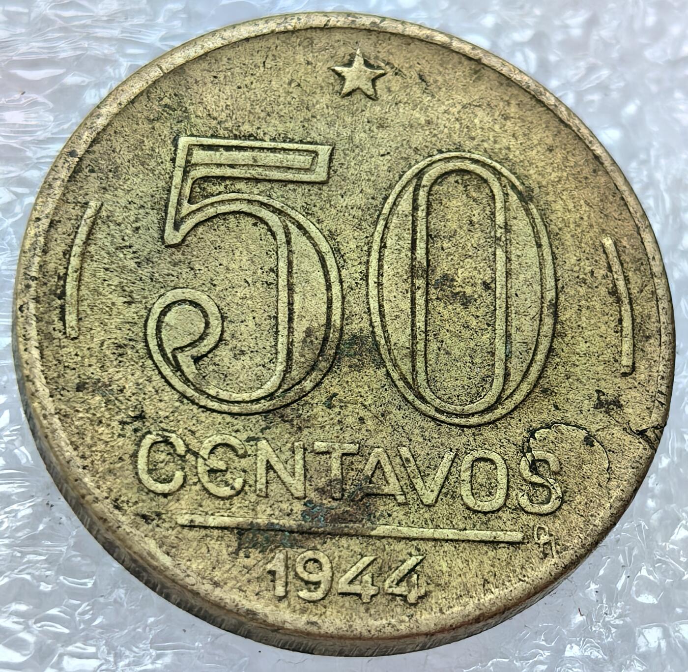 外国优质纪念币银币，周六晚上九点倒数截拍，满百包邮，可寄存半年，喜欢朋友微信扫描二维码可直接参拍 巴西1944年50分