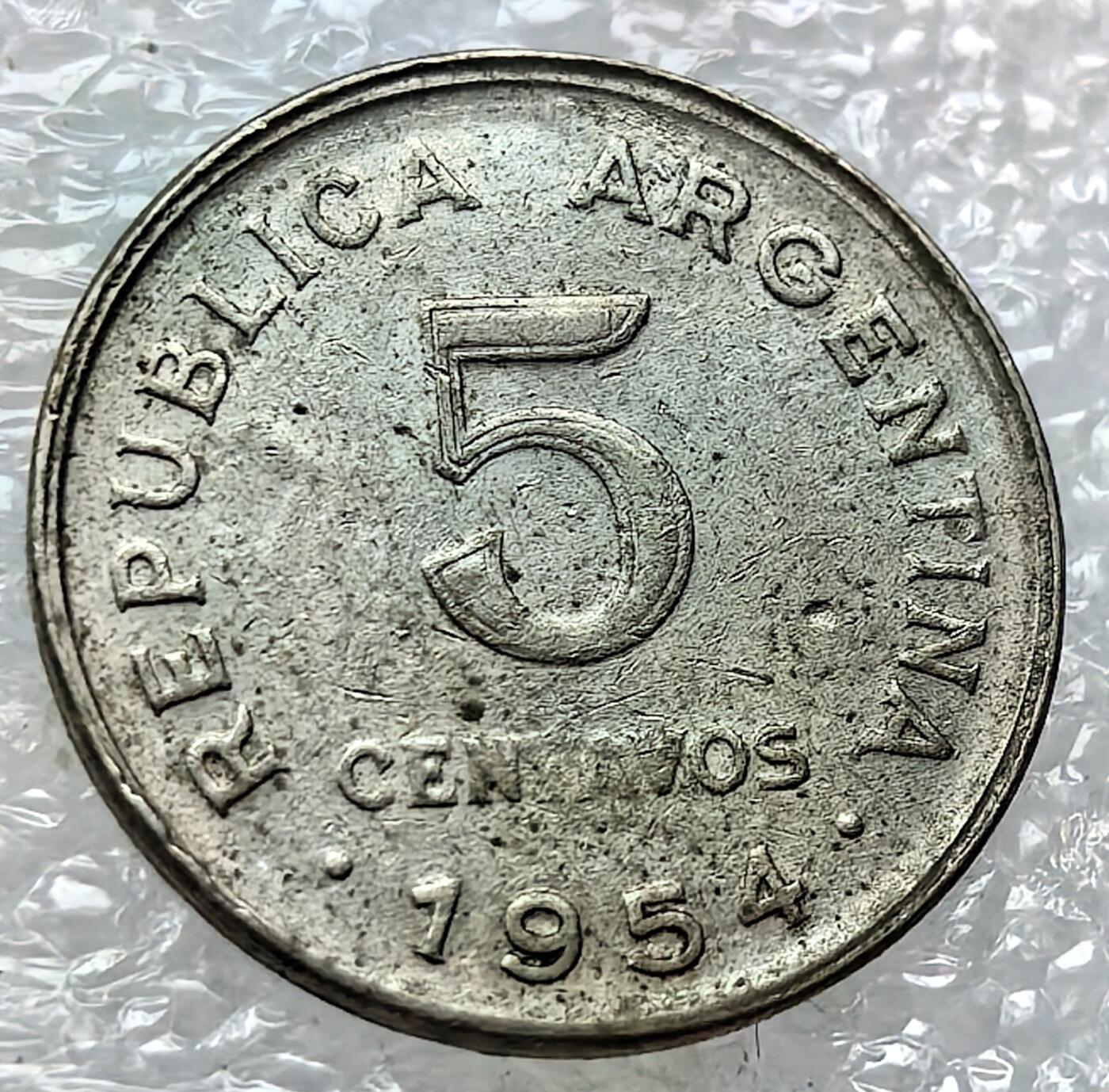 外国优质纪念币银币，周六晚上九点倒数截拍，满百包邮，可寄存半年，喜欢朋友微信扫描二维码可直接参拍 阿根廷1954年5分