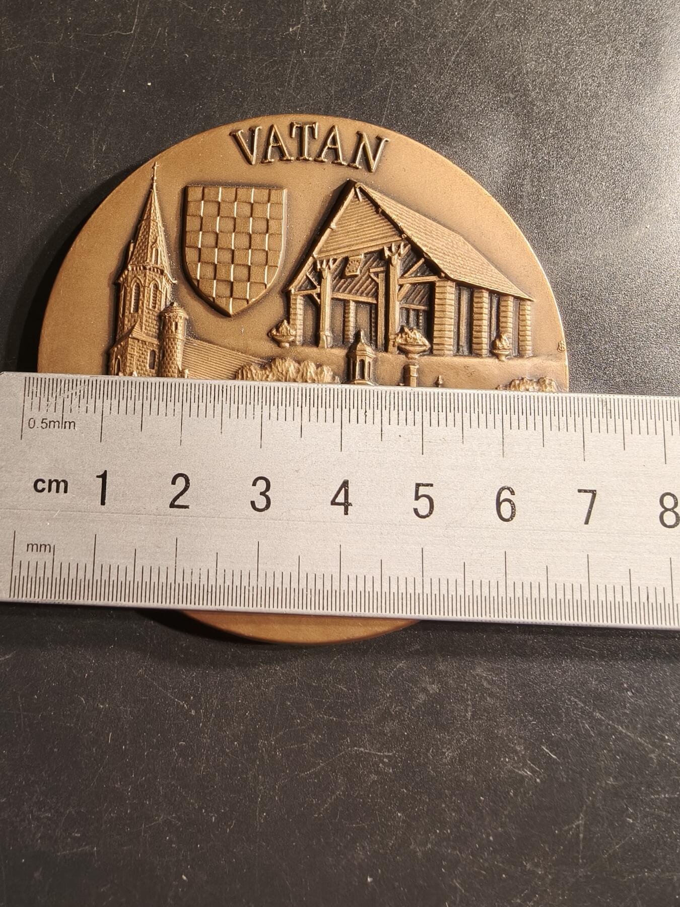 老王徽章第158期 法国圣皮埃尔莱内穆尔市议会大铜章     直径68mm.   重量166.8g