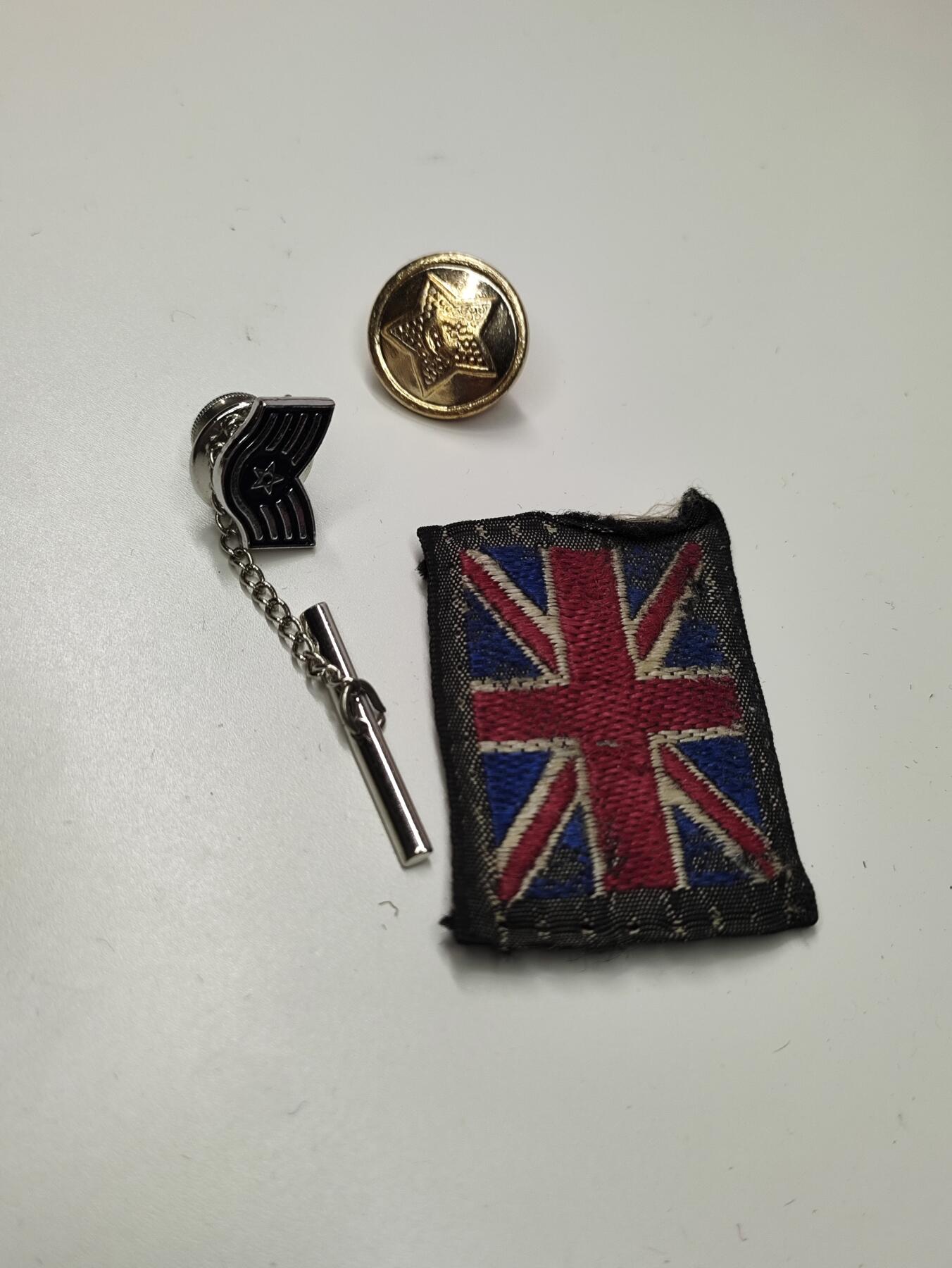新时代收藏徽章红藏拍卖(第二十七场)  徽章纸品证书杂项 苏军纽扣 英军臂章 美军证章三枚一组