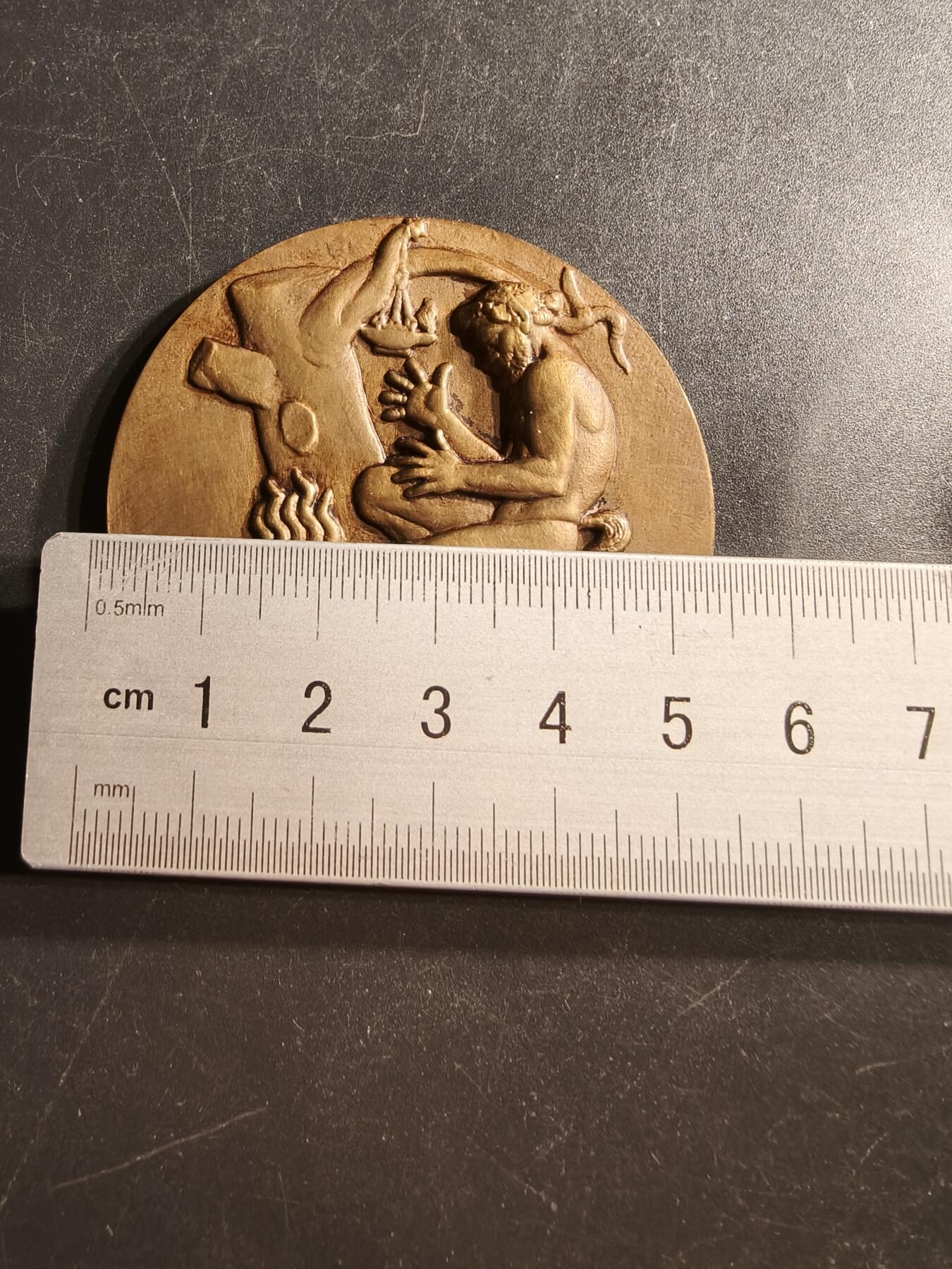老王徽章第158期 法国电力与天然气公司大铜章    大师Dropsy作品    直径54mm.   重量71.9g