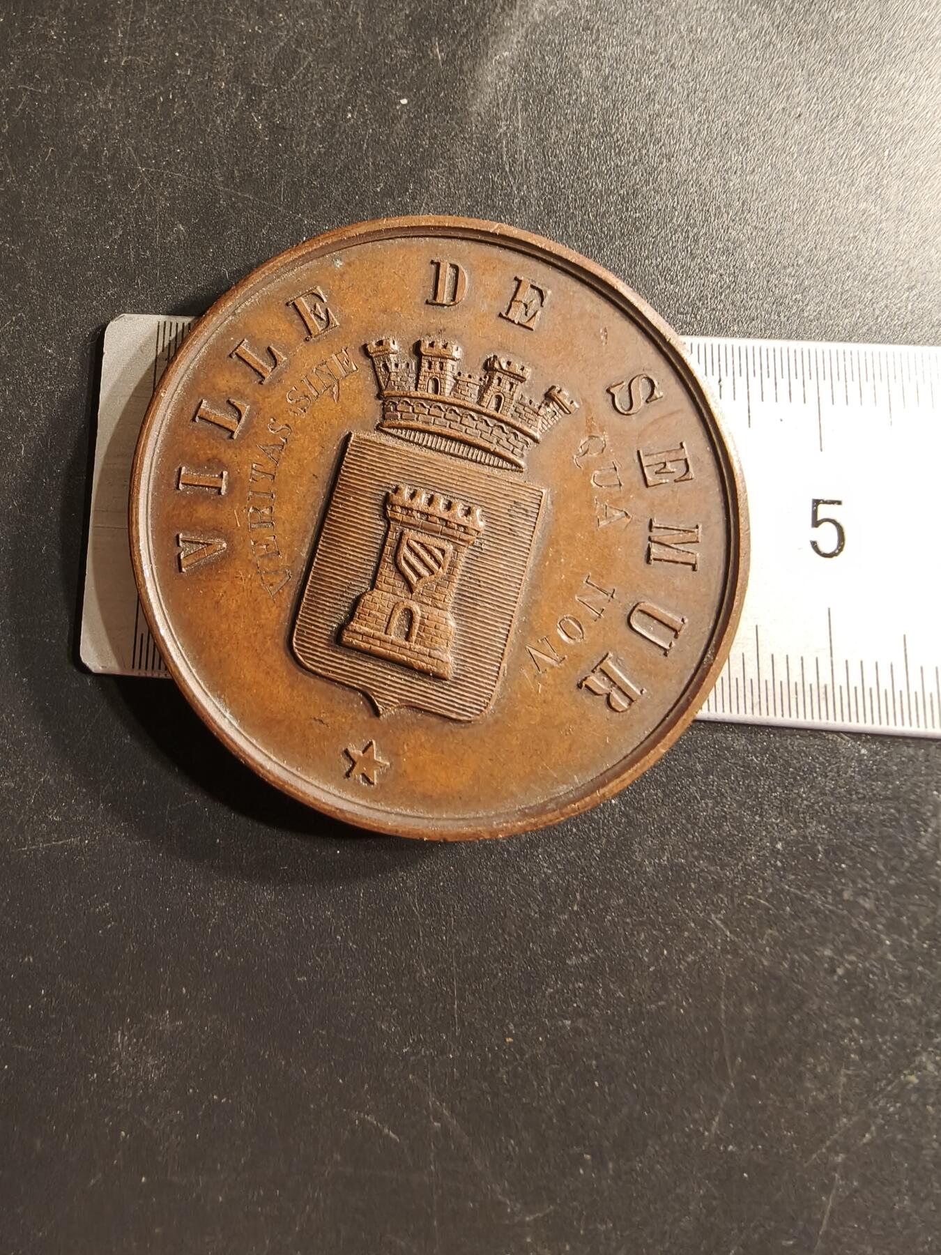 老王徽章第158期 法国索米尔-昂-欧克苏瓦大铜章     Cuivre铜标     直径44mm.   重量43.5g