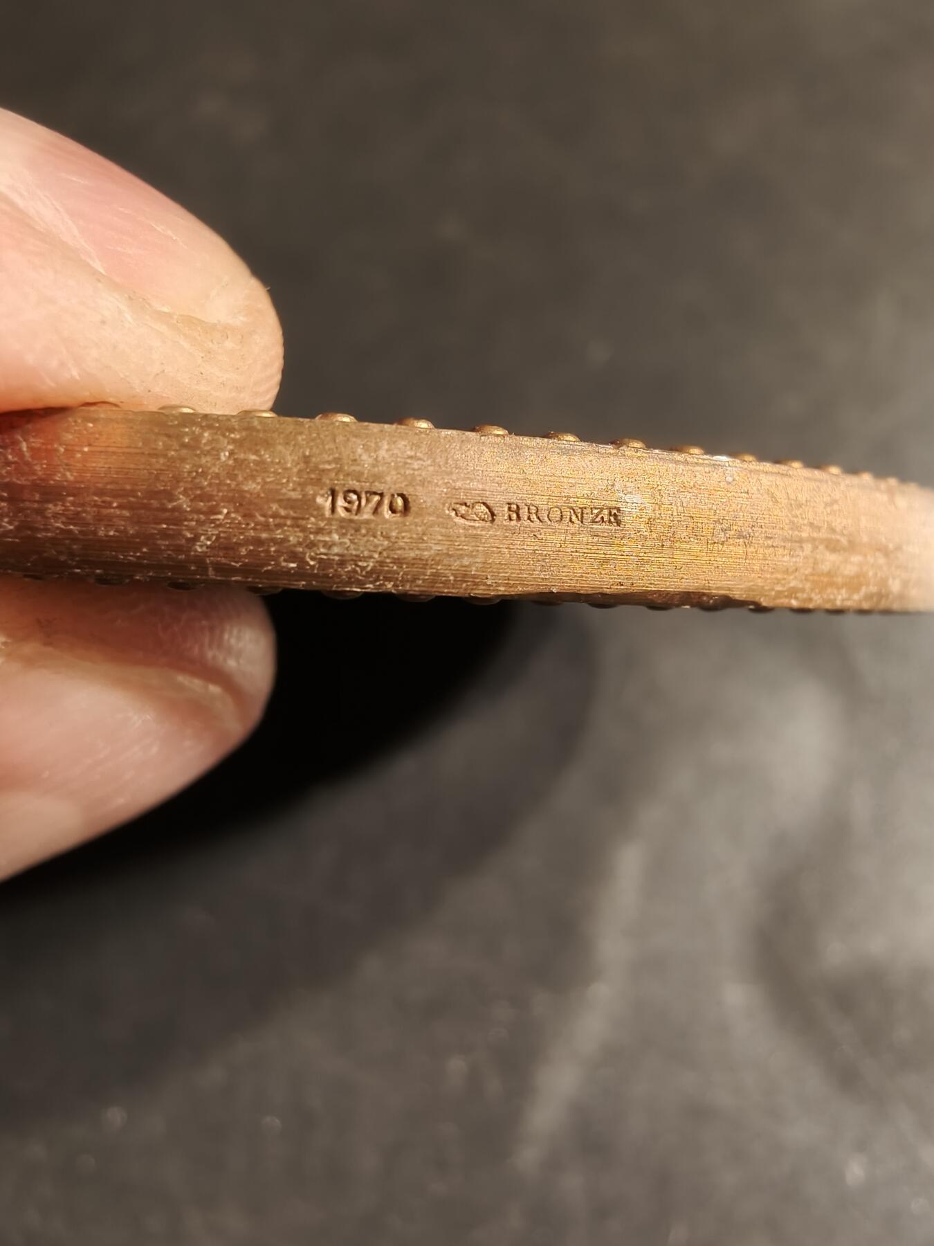 老王徽章第158期 法国国家烟草与火柴工业局大铜章    直径70mm.   重量187.9g