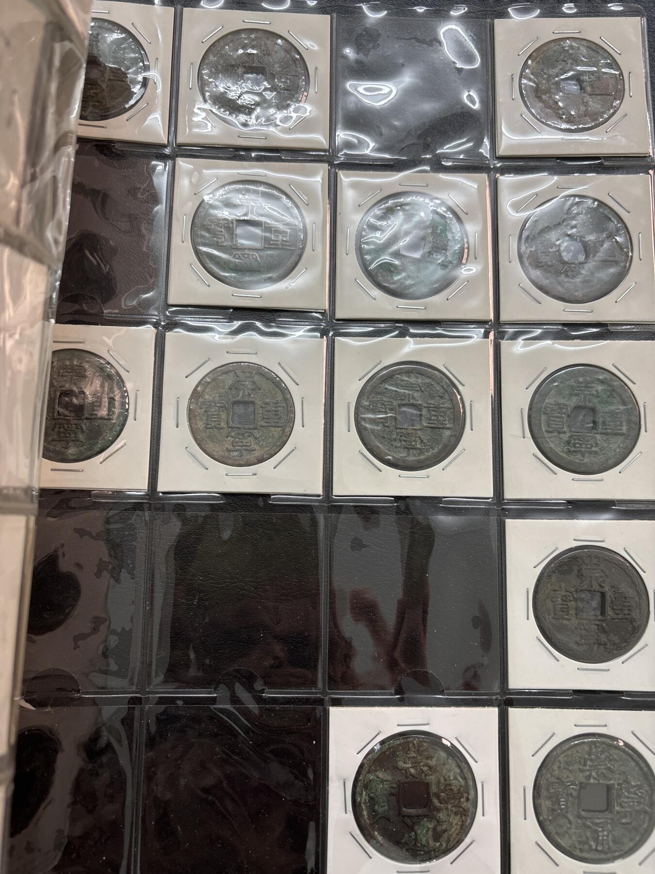 文馨钱币收藏第 277 场，熊猫金币，银币，老藏家日本明治时代到昭和时代全时期专场（特年非常多），长期接收代拍品 南北宋铜钱册子一共260 枚，23 页，重十多二十斤，包括宋元通宝 9 枚，太平通宝 9 枚，庆历重宝，政和通宝小平，折钱 20 枚，各种折二，折三大，折十大钱，崇宁重宝折十 10 枚，通宝折十 2 枚，各朝代小平钱，版本丰富，了解各朝代的历史文化背景，值得入手收藏