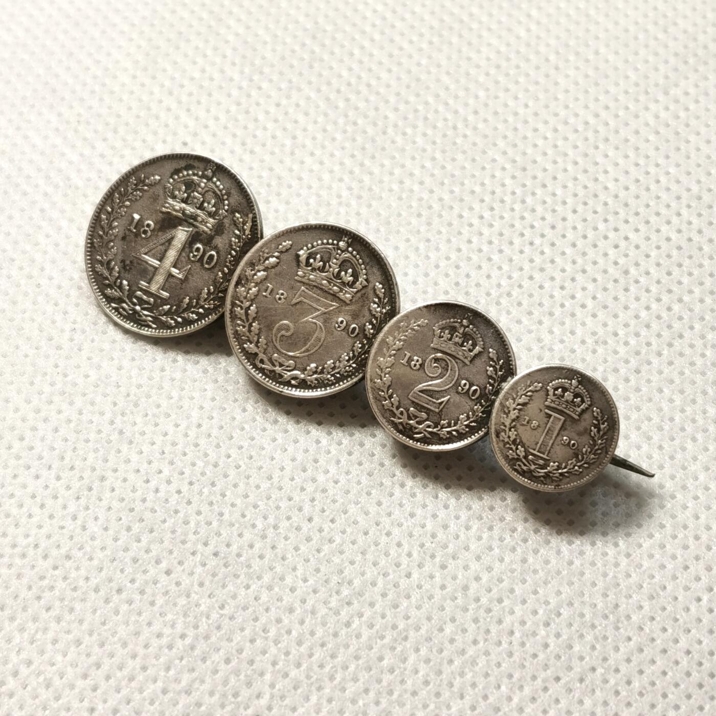 甄臻铺-世界币章拍卖（第36期），送拍享返佣金等优惠多多 1890年维多利亚女王高冠濯足币套币，洗脚币，包浆味道非常好，被做成了胸针，可当饰品可收藏，非常稀少