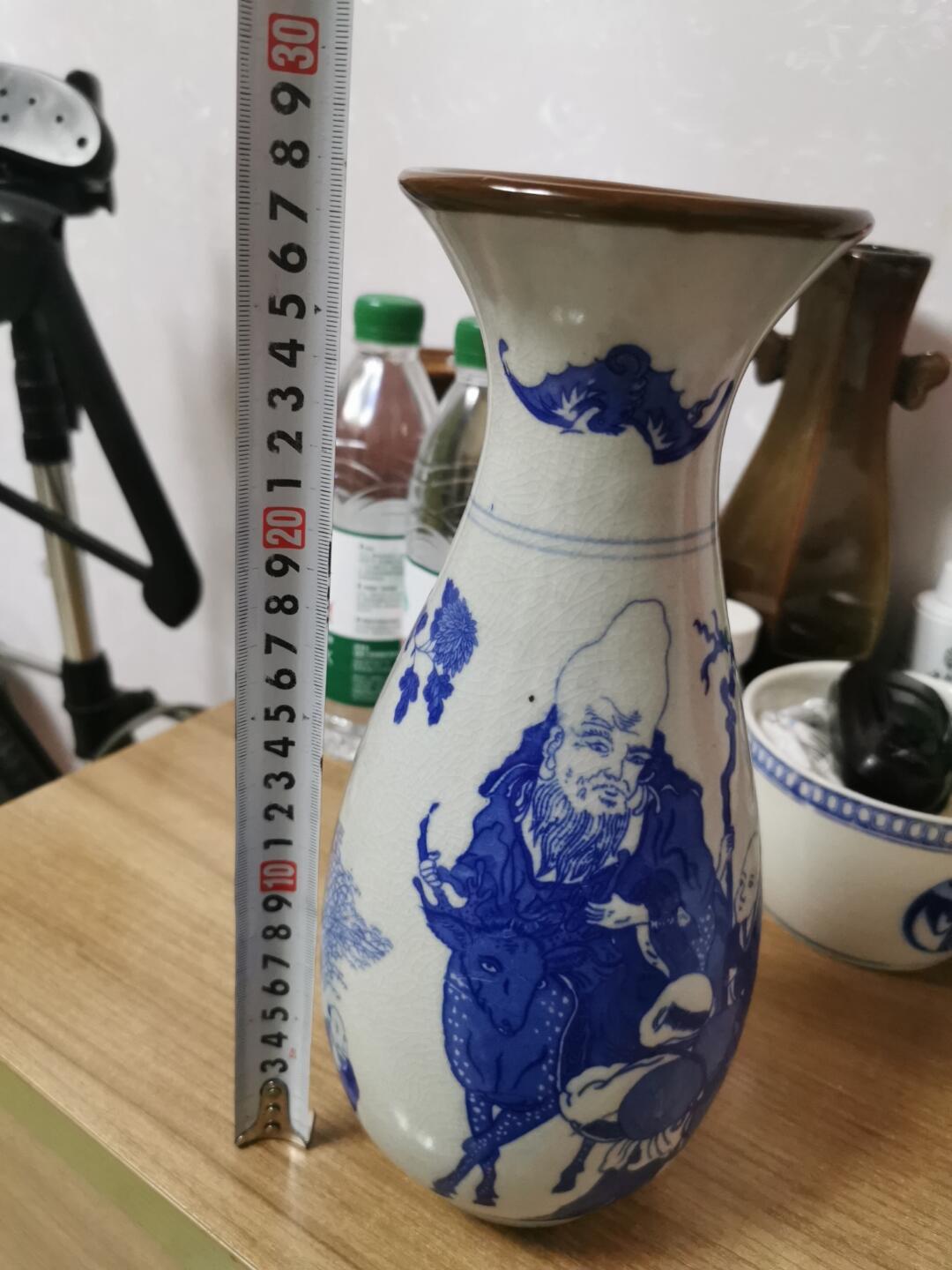 青花人物花瓶