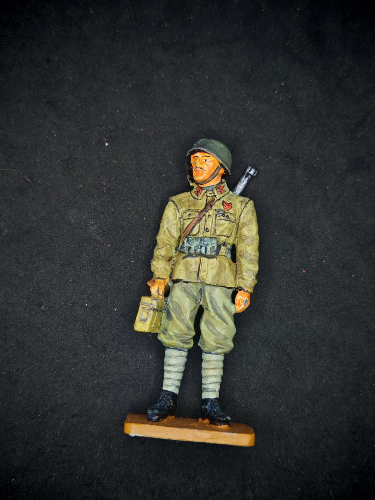 凯旋世界勋赏（第19期）（欢迎送拍）（对拍品有疑问请询问客服，不接受到手刀，出价默认拍品品相。请认真阅读拍卖规则！出价默认已认可！）（收到货请录制开箱视频，无视频概不处理问题。） 意大利“Bersagliere（狙击兵/神射手部队）第1营下士”，时代为1944年  - 出品方：Del Prado（西班牙军事模型收藏品牌）  - 系列属性：属于“两次世界大战士兵”收藏系列