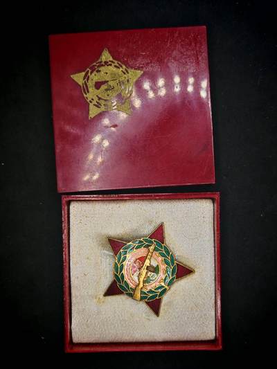 凯旋世界勋赏（第19期）（欢迎送拍）（对拍品有疑问请询问客服，不接受到手刀，出价默认拍品品相。请认真阅读拍卖规则！出价默认已认可！）（收到货请录制开箱视频，无视频概不处理问题。） - 匈牙利共和国人民军特级优秀士兵证章
