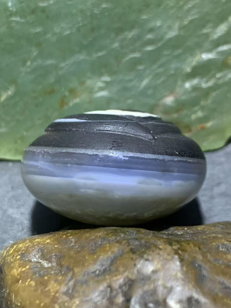精品药师玛瑙手工俏色巧雕天眼图案板珠（背云）一颗。