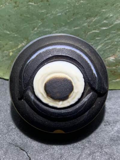 精品药师玛瑙手工俏色巧雕天眼图案板珠（背云）一颗。 - 精品药师玛瑙手工俏色巧雕天眼图案板珠（背云）一颗。