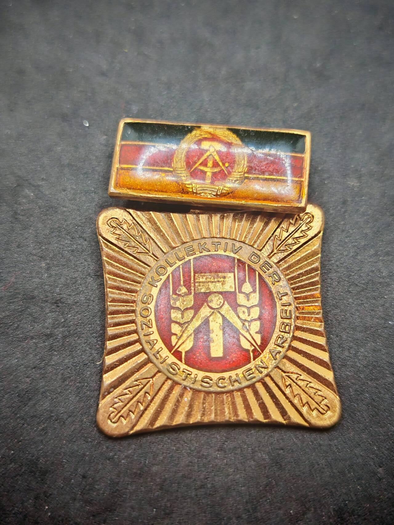 凯旋世界勋赏（第19期）（欢迎送拍）（对拍品有疑问请询问客服，不接受到手刀，出价默认拍品品相。请认真阅读拍卖规则！出价默认已认可！）（收到货请录制开箱视频，无视频概不处理问题。） 东德集体劳动徽章