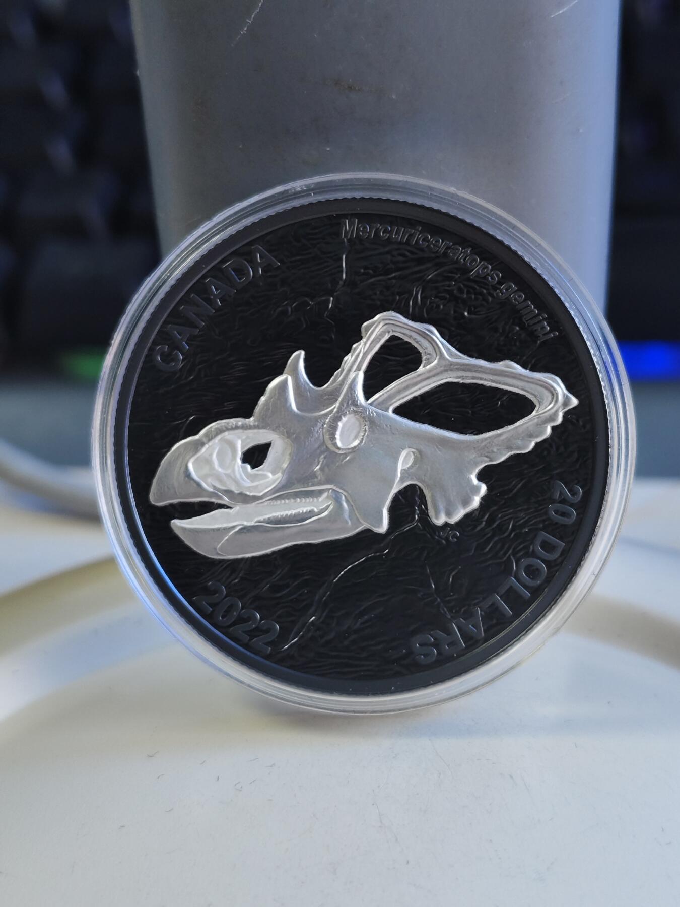 第179期拍卖【长期征集拍品】 加拿大2022年恐龙系列2墨丘利双子座角龙镀铑银币，9999银镀铑，发行10000枚