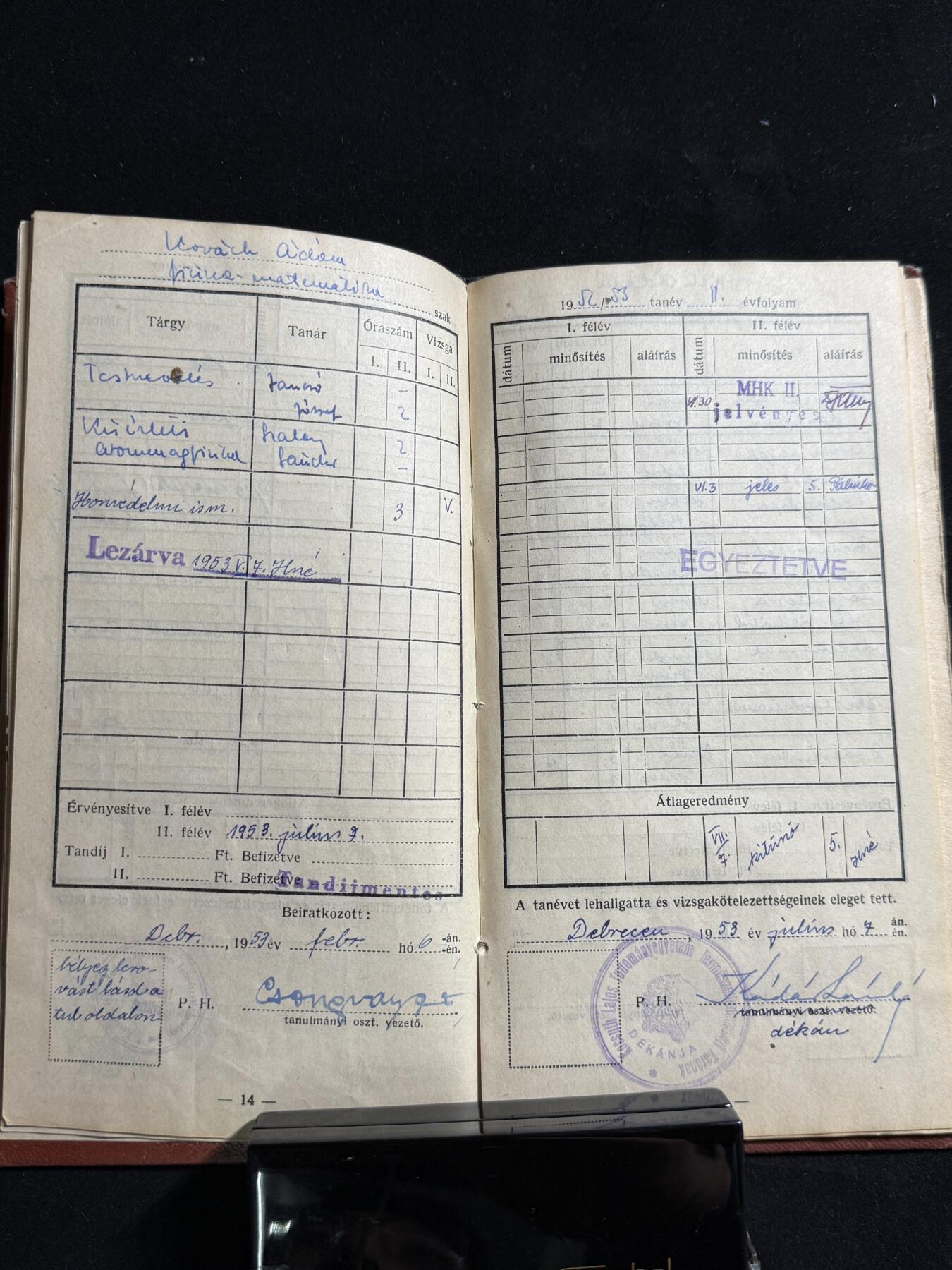 戎马世界章牌大赏第107期 1950年代匈牙利大学生成绩册（含原照与印章）这本成绩册属于 科瓦赫·阿达姆，主修 物理—数学，就读于德布勒森大学