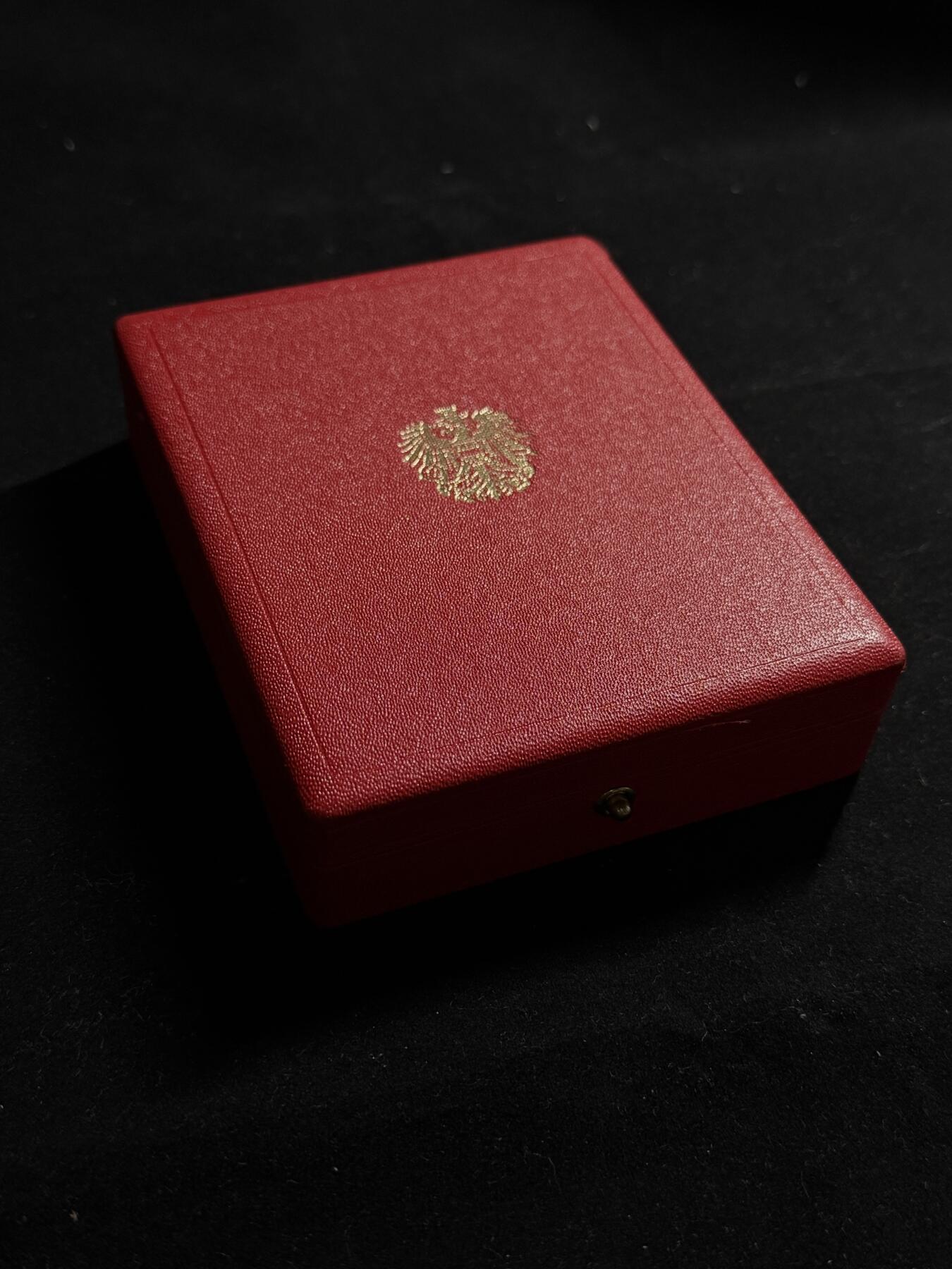 戎马世界章牌大赏第107期 奥地利共和国服务荣誉勋章，盒略齐全，女版