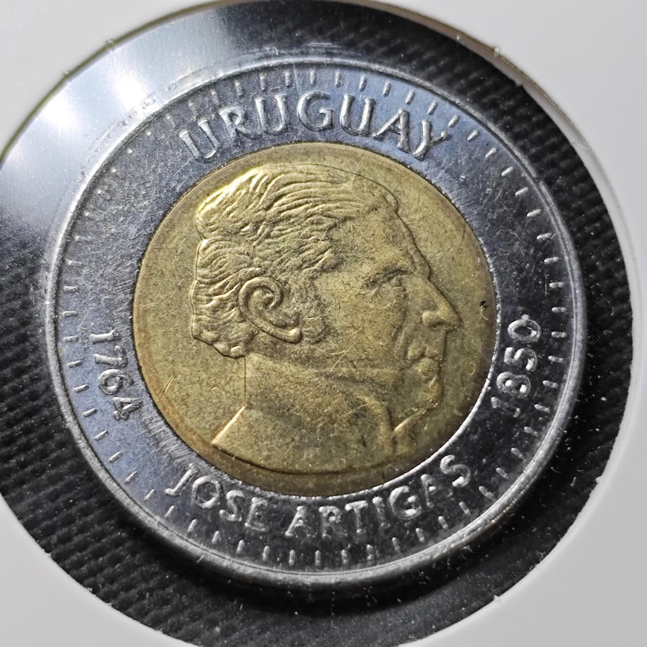 KK钱币收藏小铺  第358场  2月预留时间 周末发货  2000乌拉圭10比索双色币 纪念币