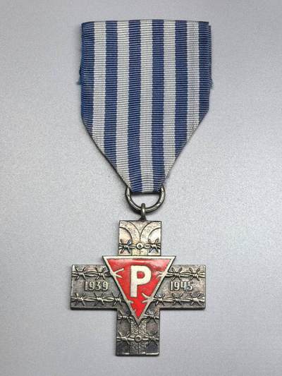 小驴勋章奖章收藏10月25日周六晚6点拍卖（珍爱和平，收藏战争，铭记历史，勿忘国耻，忠党爱国。有偿代拍，送拍规则在简介最后，参拍须阅读规则后再参拍，关系到运费包装发货时效真假辨别等关键信息，拍卖时不再发原图，看大图店主微信码在最后拍品里） - 波兰奥斯维辛十字纪念章，银质或镀银珐琅，颁发给集中营战后幸存的波兰人，特殊情况会授予外国人，04年授予格蕾塔女士，该章价格在250-550美金，少见