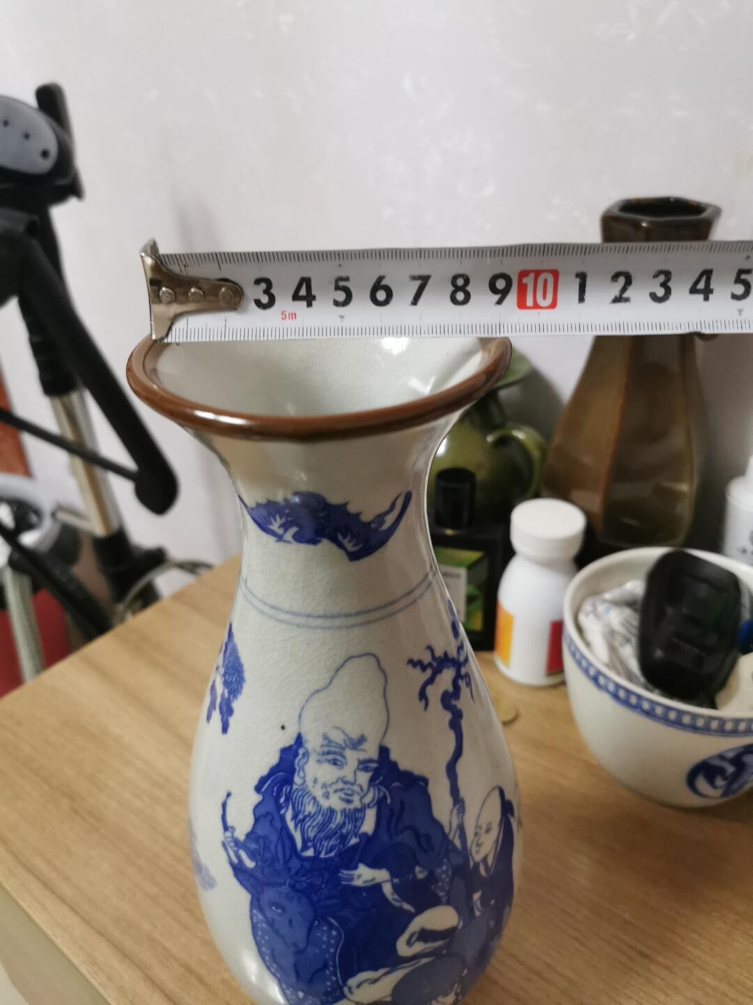 青花人物花瓶