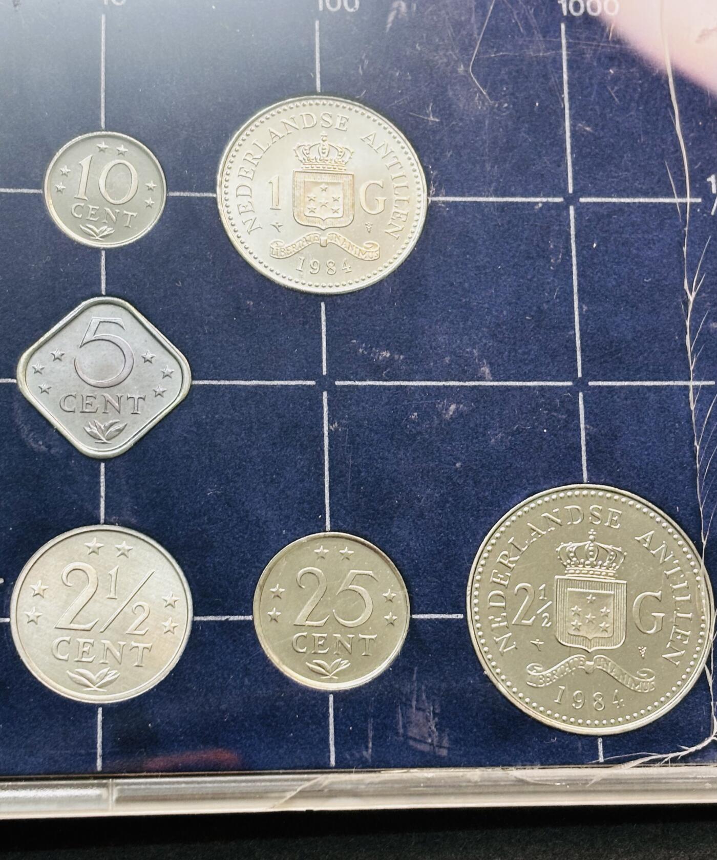 文馨钱币收藏第 277 场，熊猫金币，银币，老藏家日本明治时代到昭和时代全时期专场（特年非常多），长期接收代拍品 荷属安的列斯.1984年精制币套.1分~2.5荷兰盾.共7枚币+1枚纪念章