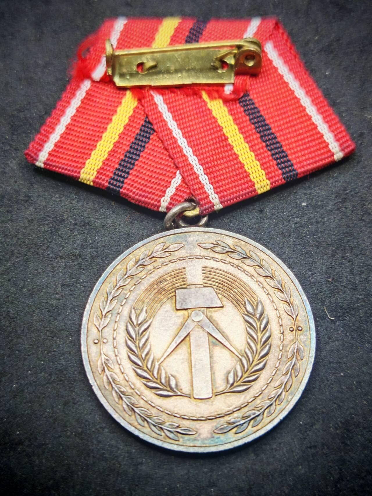 凯旋世界勋赏（第19期）（欢迎送拍）（对拍品有疑问请询问客服，不接受到手刀，出价默认拍品品相。请认真阅读拍卖规则！出价默认已认可！）（收到货请录制开箱视频，无视频概不处理问题。） 东德工人阶级战斗队功绩奖章个人觉得银制