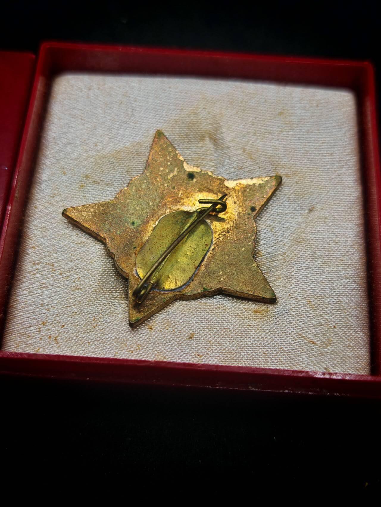 凯旋世界勋赏（第19期）（欢迎送拍）（对拍品有疑问请询问客服，不接受到手刀，出价默认拍品品相。请认真阅读拍卖规则！出价默认已认可！）（收到货请录制开箱视频，无视频概不处理问题。） 匈牙利共和国人民军特级优秀士兵证章