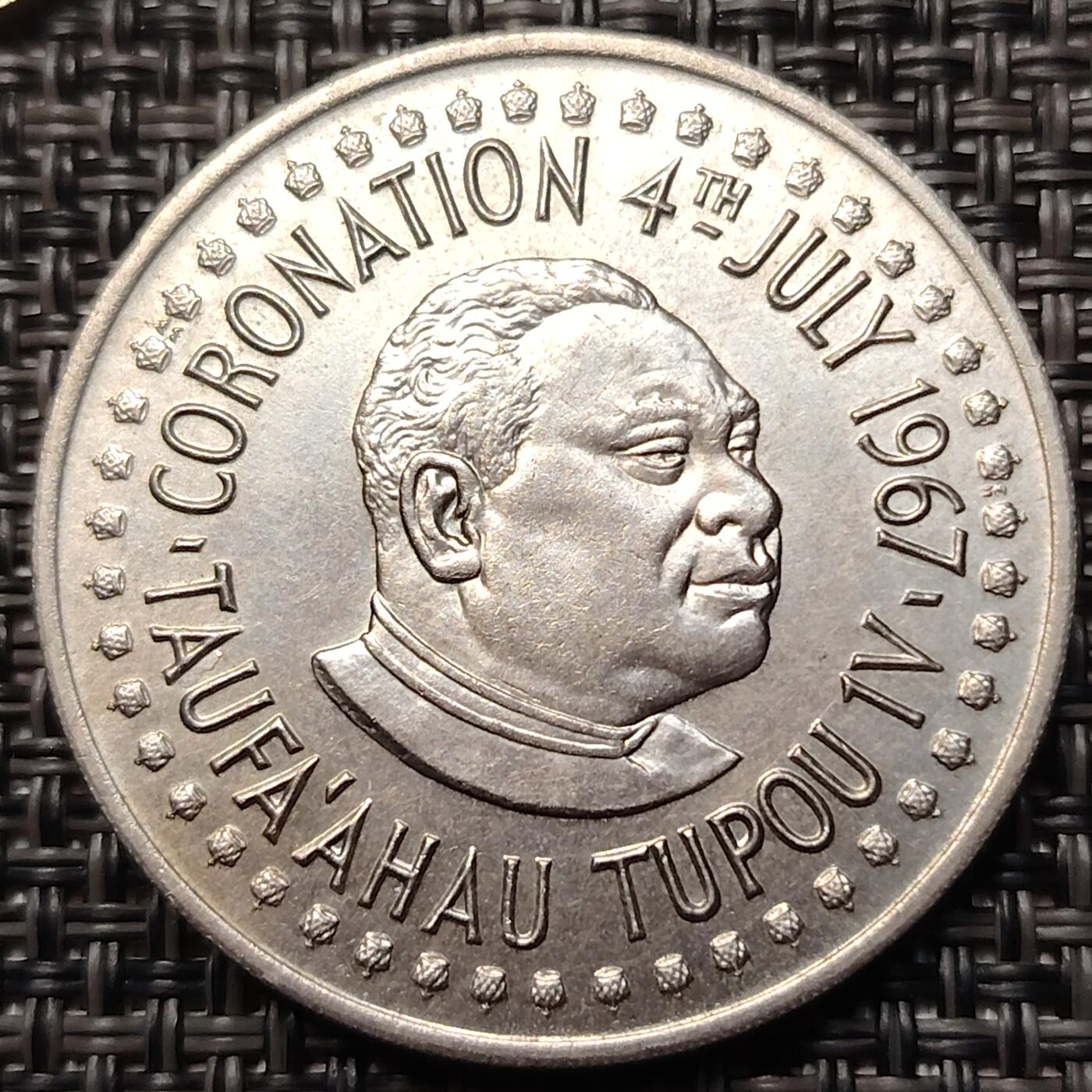 布加迪🐬～世界钱币(上海)🌾第 254 期 /  各国套币和散币 汤加🇹🇴 1967年 50分 国王图普四世加冕纪念币 34.5mm