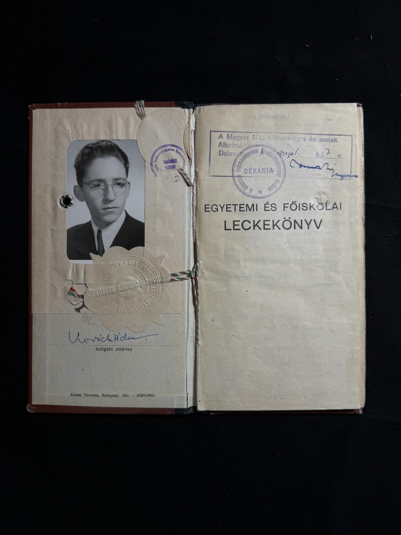 戎马世界章牌大赏第107期 1950年代匈牙利大学生成绩册（含原照与印章）这本成绩册属于 科瓦赫·阿达姆，主修 物理—数学，就读于德布勒森大学
