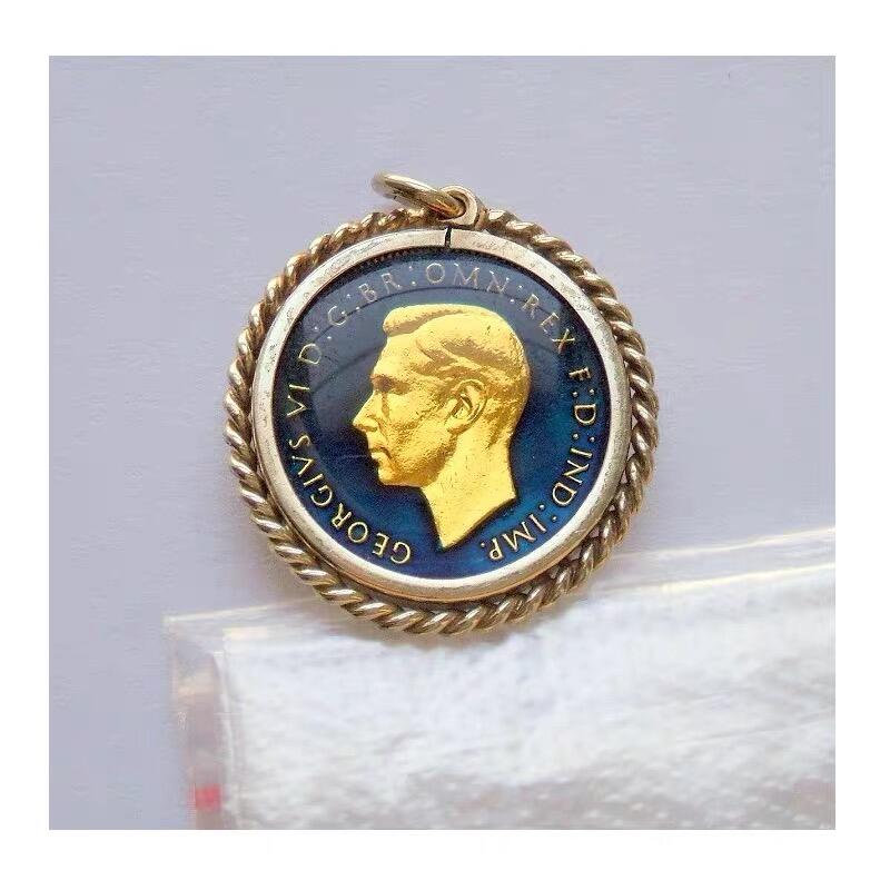 【旋风钱币】11月1日19:00准时开拍 精美欧洲币章、第三帝国钱币等 全场包邮！ 纯手工 英国二战1942年 乔治六世珐琅彩镀金高浮雕精制币章吊坠 25MM
