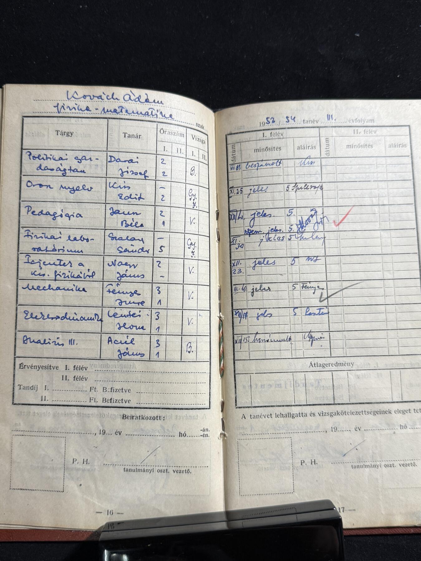 戎马世界章牌大赏第107期 1950年代匈牙利大学生成绩册（含原照与印章）这本成绩册属于 科瓦赫·阿达姆，主修 物理—数学，就读于德布勒森大学