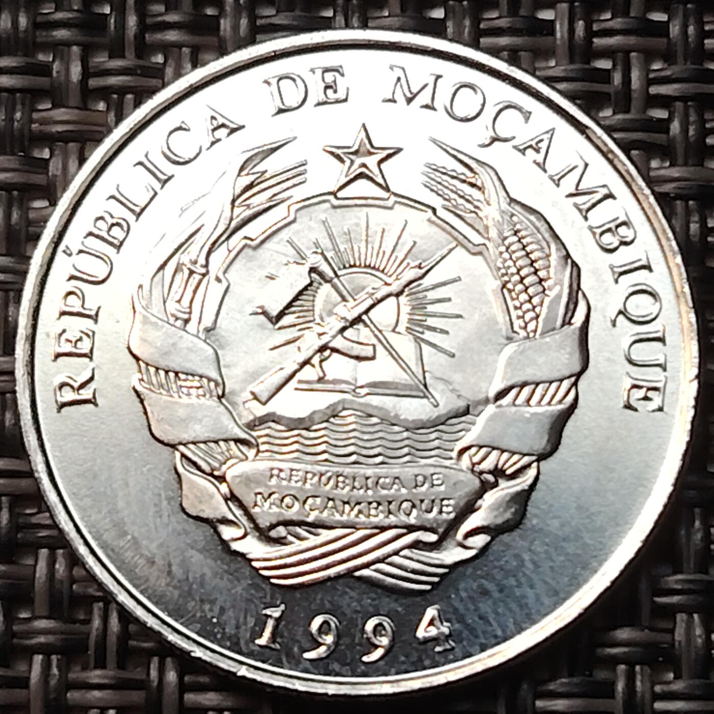 布加迪🐬～世界钱币(上海)🌾第 263 期 /  各国套币和散币 莫桑比克🇲🇿 1994年 国徽版 50梅蒂卡尔 ~C5