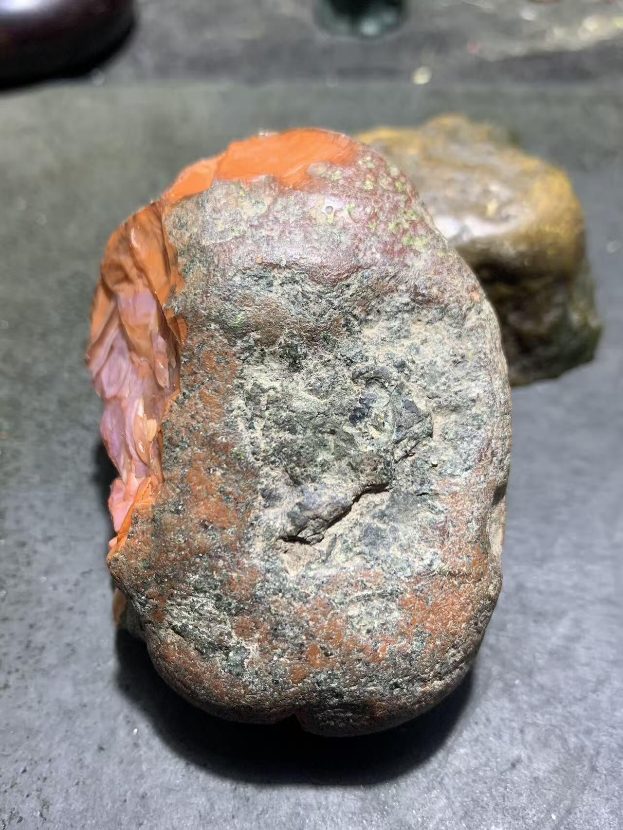 精美黑红皮开窗料红白紫三色南红玛瑙原石一颗