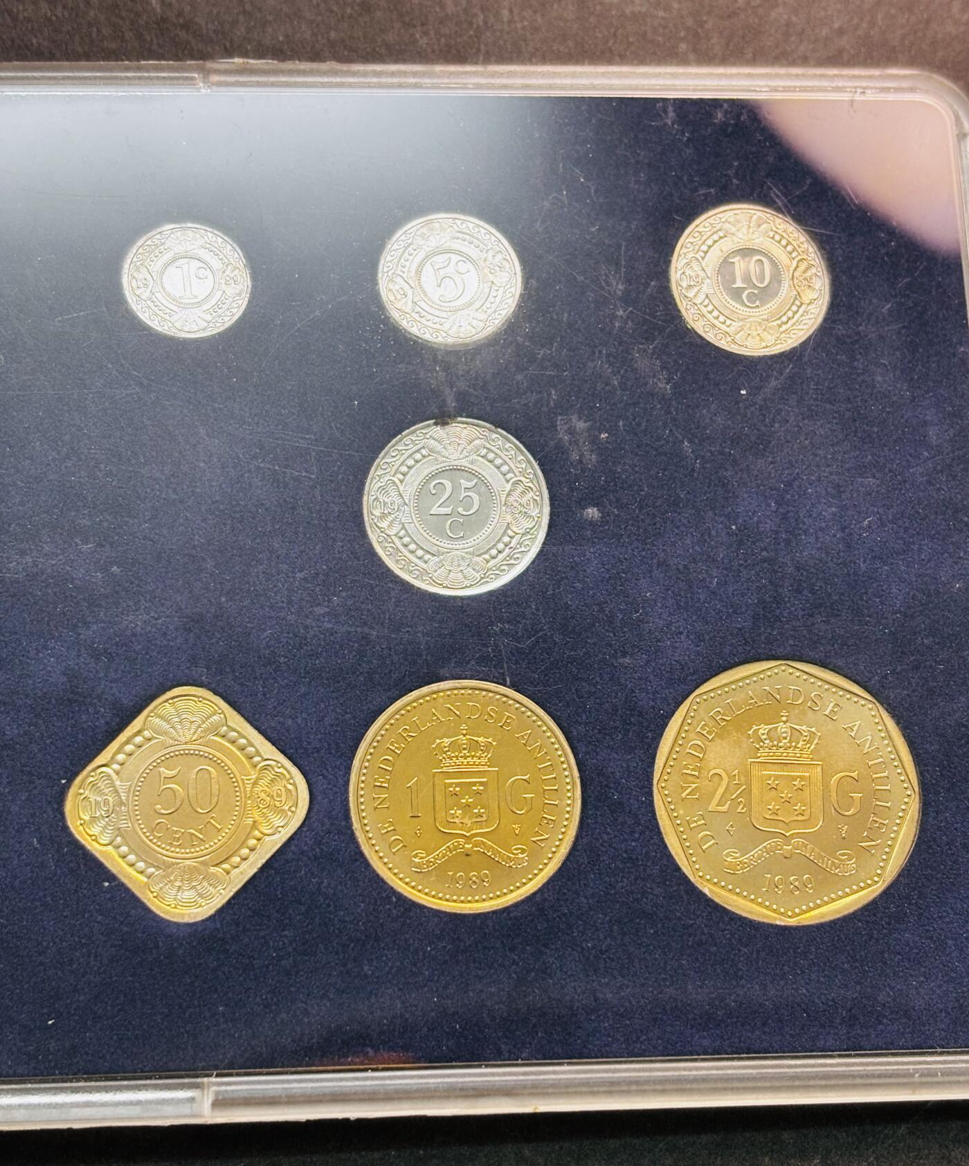 文馨钱币收藏第 277 场，熊猫金币，银币，老藏家日本明治时代到昭和时代全时期专场（特年非常多），长期接收代拍品 官方卡册带纪念章 1989年 荷属 安德列斯/安的列斯7枚套币UNC