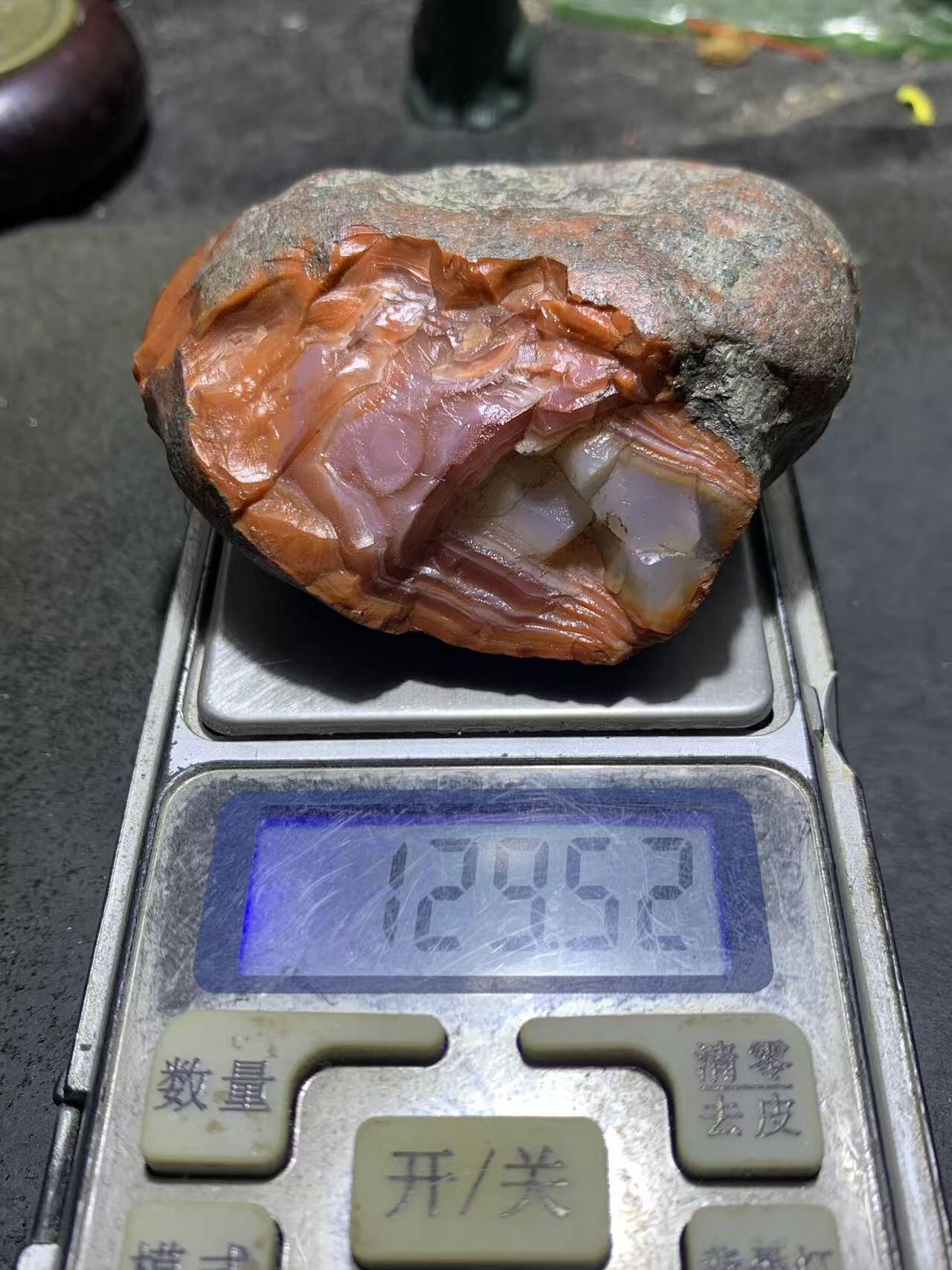 精美黑红皮开窗料红白紫三色南红玛瑙原石一颗