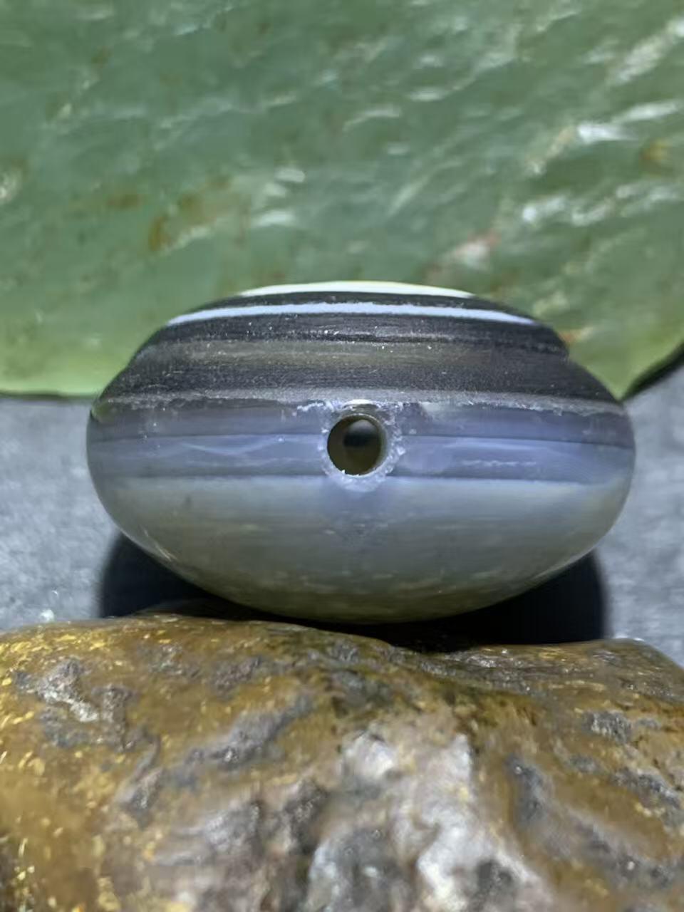 精品药师玛瑙手工俏色巧雕天眼图案板珠（背云）一颗。