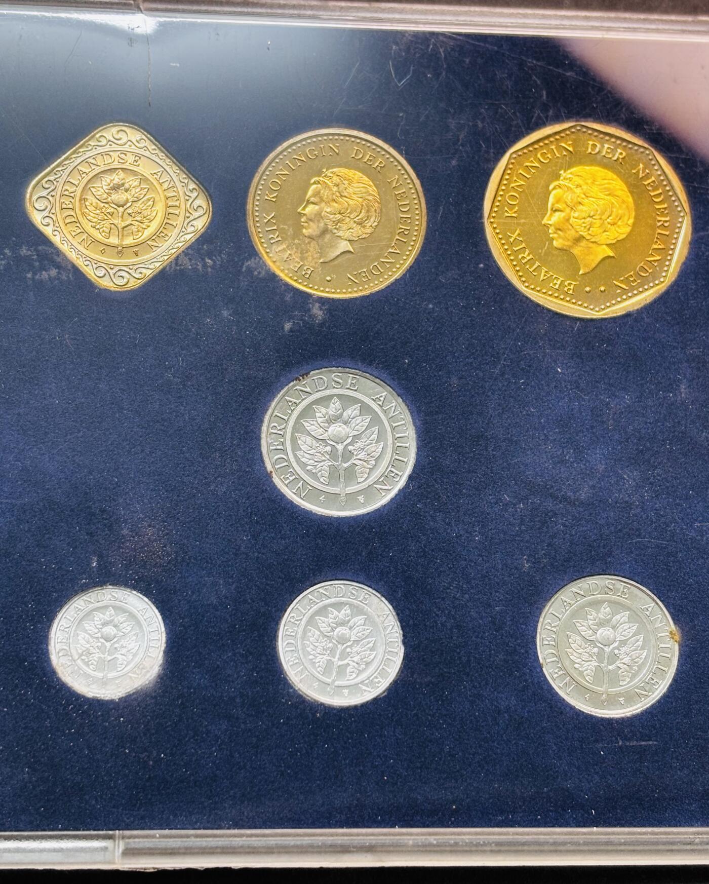文馨钱币收藏第 277 场，熊猫金币，银币，老藏家日本明治时代到昭和时代全时期专场（特年非常多），长期接收代拍品 官方卡册带纪念章 1989年 荷属 安德列斯/安的列斯7枚套币UNC