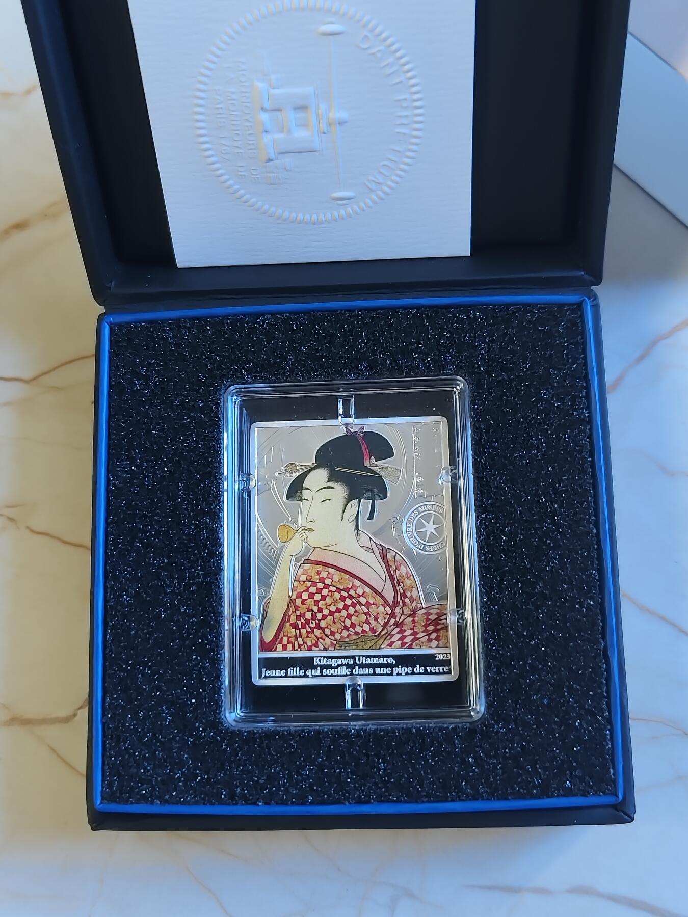 第179期拍卖【长期征集拍品】 法国2023年卢浮宫杰作系列日本艺妓矩形纪念彩银币，999银，22.2克，发行3000套