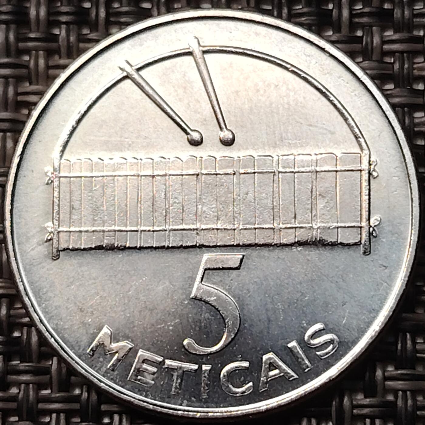 布加迪🐬～世界钱币(上海)🌾第 263 期 /  各国套币和散币 莫桑比克🇲🇿 2006年 5梅地卡 ~C5