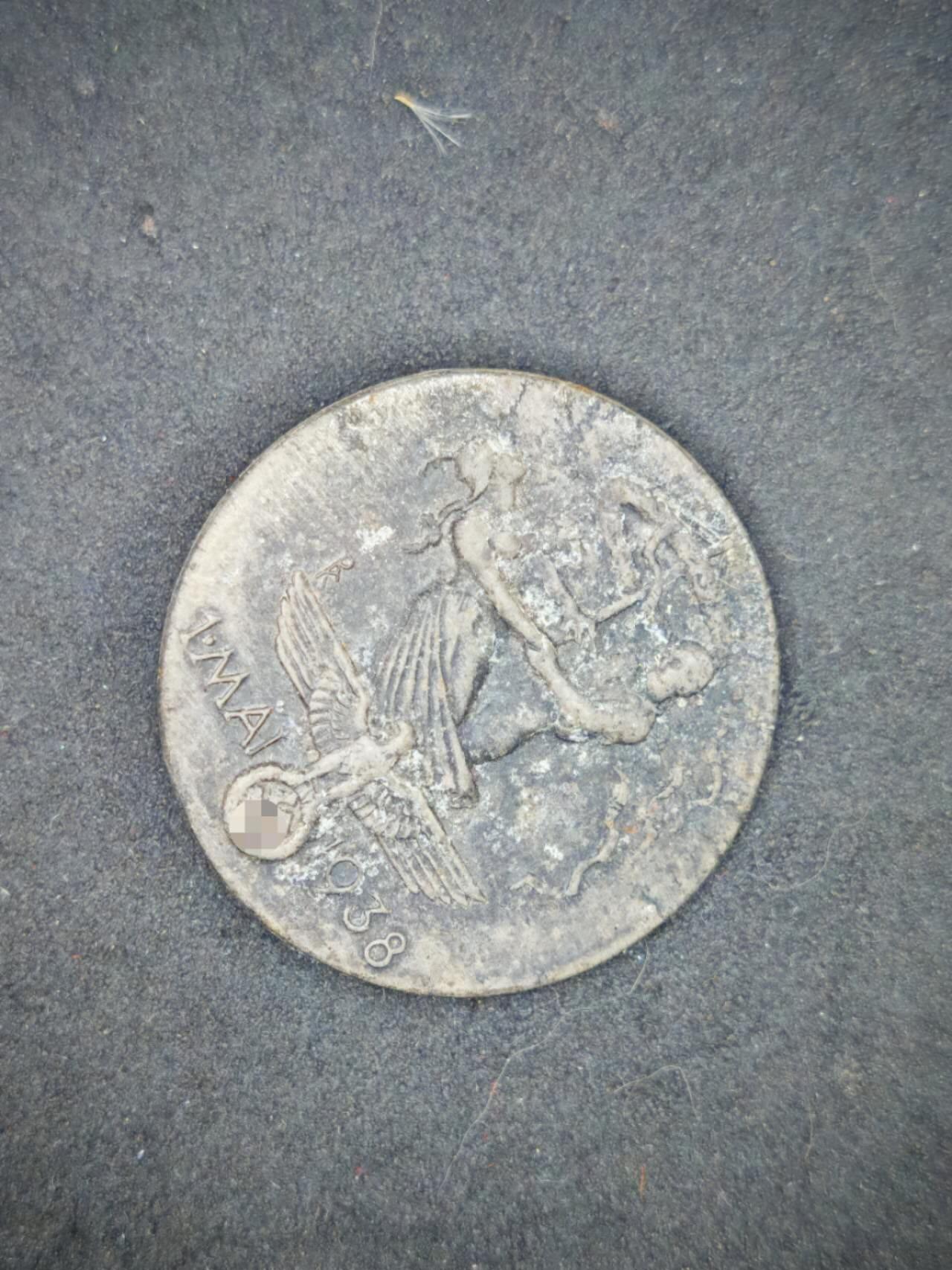 凯旋世界勋赏（第19期）（欢迎送拍）（对拍品有疑问请询问客服，不接受到手刀，出价默认拍品品相。请认真阅读拍卖规则！出价默认已认可！）（收到货请录制开箱视频，无视频概不处理问题。） 铭记历史！ww2德三1938劳动节纪念徽章