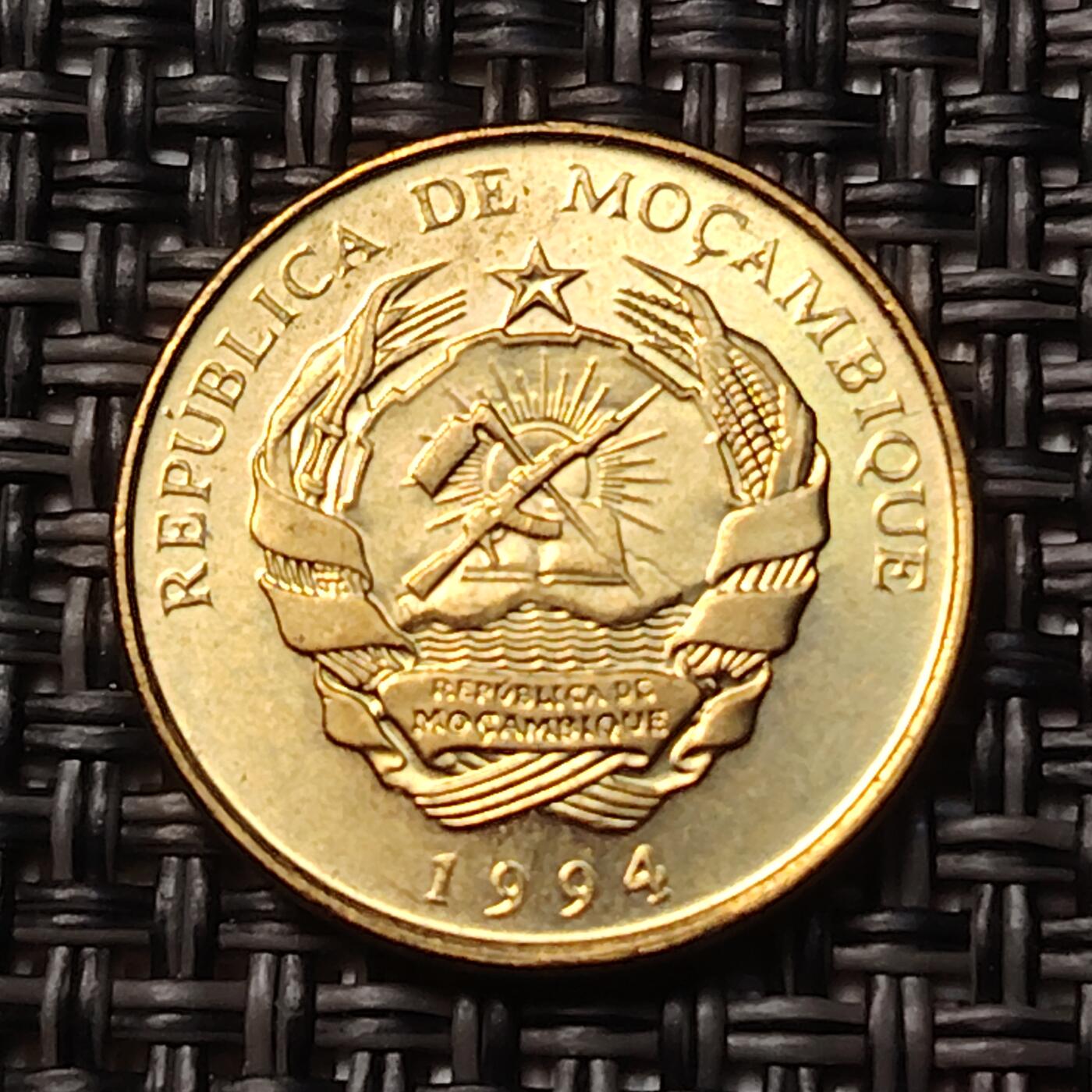 布加迪🐬～世界钱币(上海)🌾第 263 期 /  各国套币和散币 莫桑比克🇲🇿 1994年 国徽版 1梅蒂卡尔 ~C5