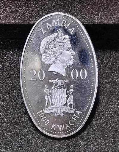 北京马甸外国币专卖第145期，外国币专场，陆续上拍，欢迎关注 赞比亚2000年发行椭圆形铜镍纪念币 女王母亲诞辰百年，有磨损丝划，如图