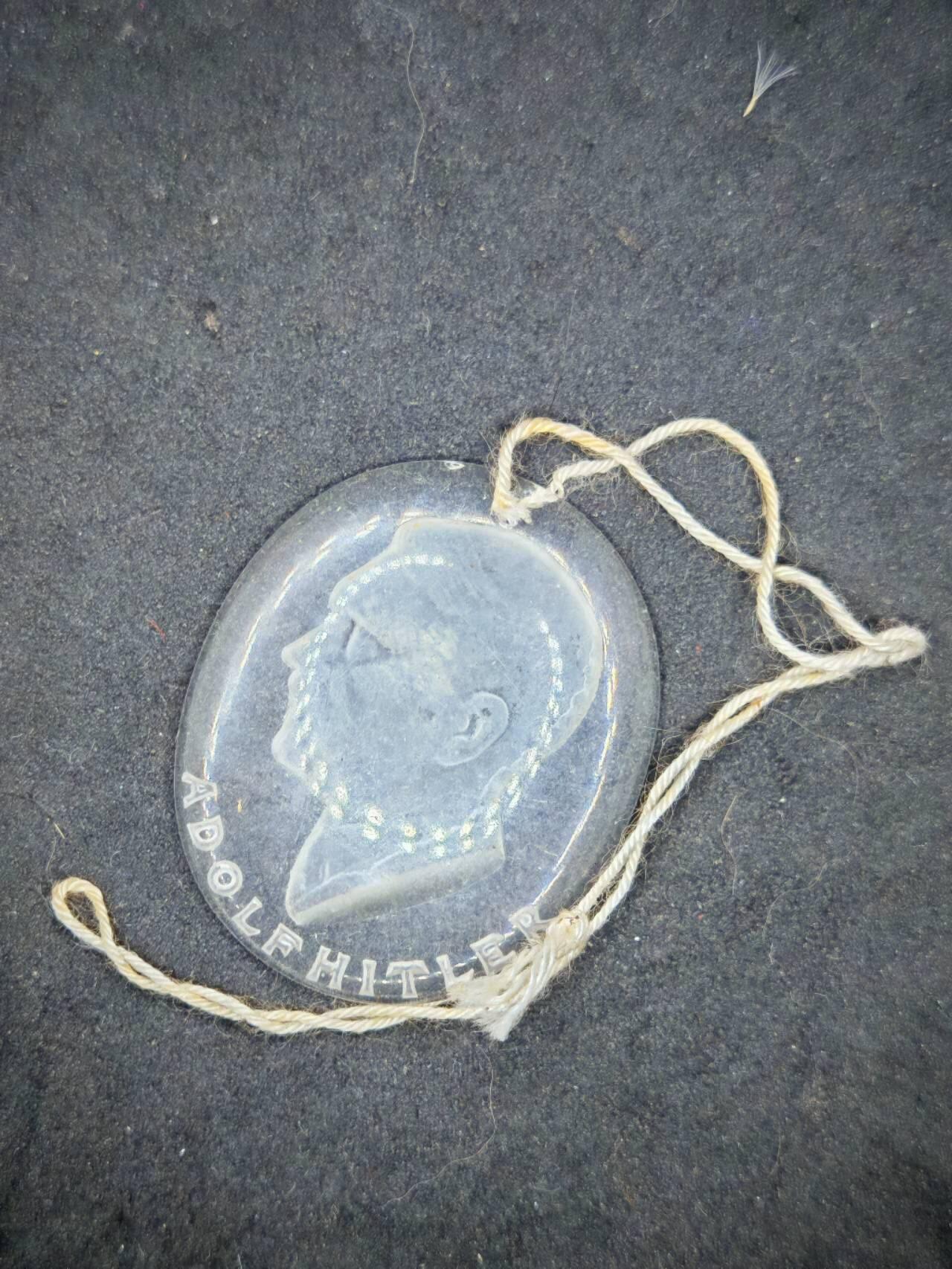 凯旋世界勋赏（第19期）（欢迎送拍）（对拍品有疑问请询问客服，不接受到手刀，出价默认拍品品相。请认真阅读拍卖规则！出价默认已认可！）（收到货请录制开箱视频，无视频概不处理问题。） 铭记历史！德三小胡子玻璃牌