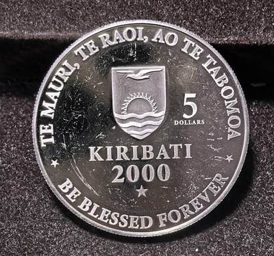 北京马甸外国币专卖第145期，外国币专场，陆续上拍，欢迎关注 基里巴斯2000年5元大型千禧年精制纪念币（和谐地球月亮和太阳)，有丝划及磨损如图