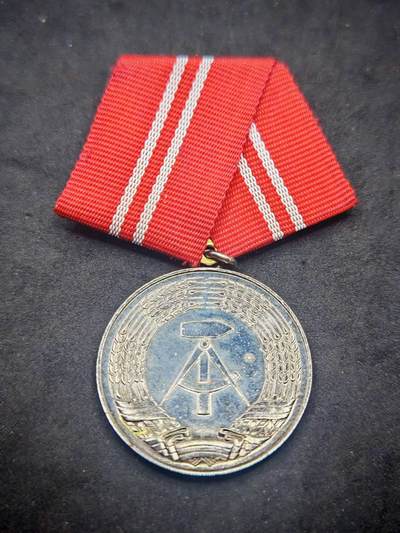 凯旋世界勋赏（第19期）（欢迎送拍）（对拍品有疑问请询问客服，不接受到手刀，出价默认拍品品相。请认真阅读拍卖规则！出价默认已认可！）（收到货请录制开箱视频，无视频概不处理问题。） - 东德工人战斗队忠诚服务银级