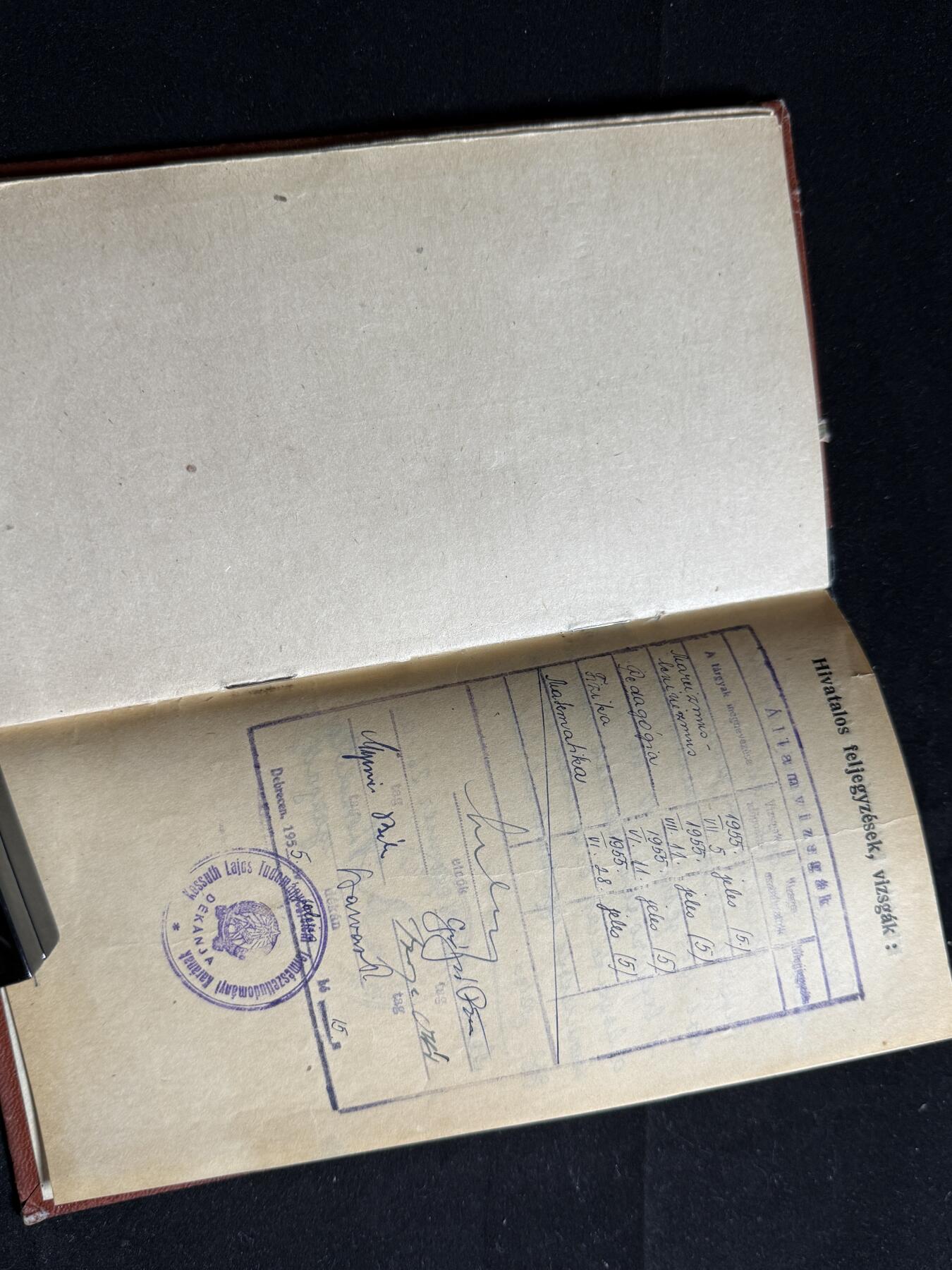 戎马世界章牌大赏第107期 1950年代匈牙利大学生成绩册（含原照与印章）这本成绩册属于 科瓦赫·阿达姆，主修 物理—数学，就读于德布勒森大学