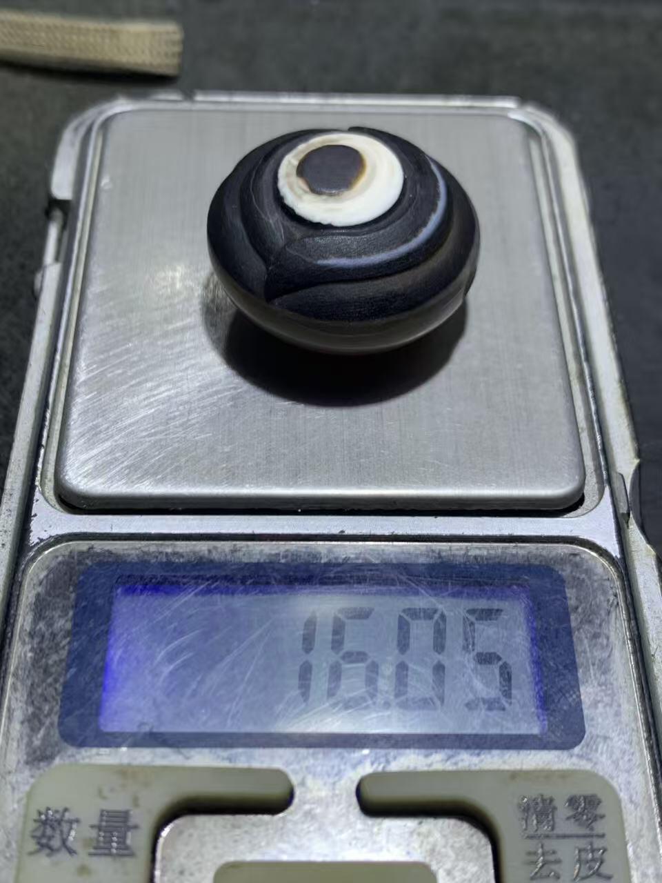 精品药师玛瑙手工俏色巧雕天眼图案板珠（背云）一颗。