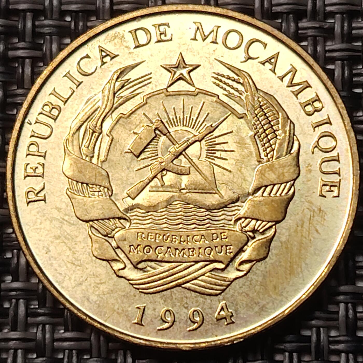 布加迪🐬～世界钱币(上海)🌾第 263 期 /  各国套币和散币 莫桑比克🇲🇿 1994年 国徽版 20梅蒂卡尔 ~C5