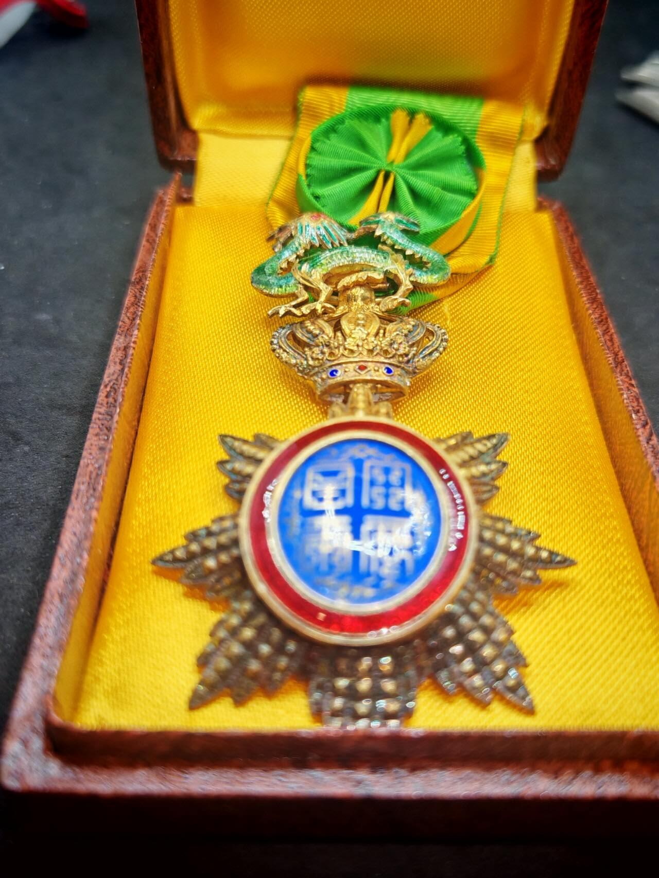 凯旋世界勋赏（第19期）（欢迎送拍）（对拍品有疑问请询问客服，不接受到手刀，出价默认拍品品相。请认真阅读拍卖规则！出价默认已认可！）（收到货请录制开箱视频，无视频概不处理问题。） 军官级安南青龙勋章银制皇冠带珐琅