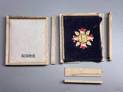 小驴勋章奖章收藏10月25日周六晚6点拍卖（珍爱和平，收藏战争，铭记历史，勿忘国耻，忠党爱国。有偿代拍，送拍规则在简介最后，参拍须阅读规则后再参拍，关系到运费包装发货时效真假辨别等关键信息，拍卖时不再发原图，看大图店主微信码在最后拍品里） - 战伤伤痍记章带盒，七宝烧九点方向有划痕，盒子散架，可以拼成一个完整的盒子