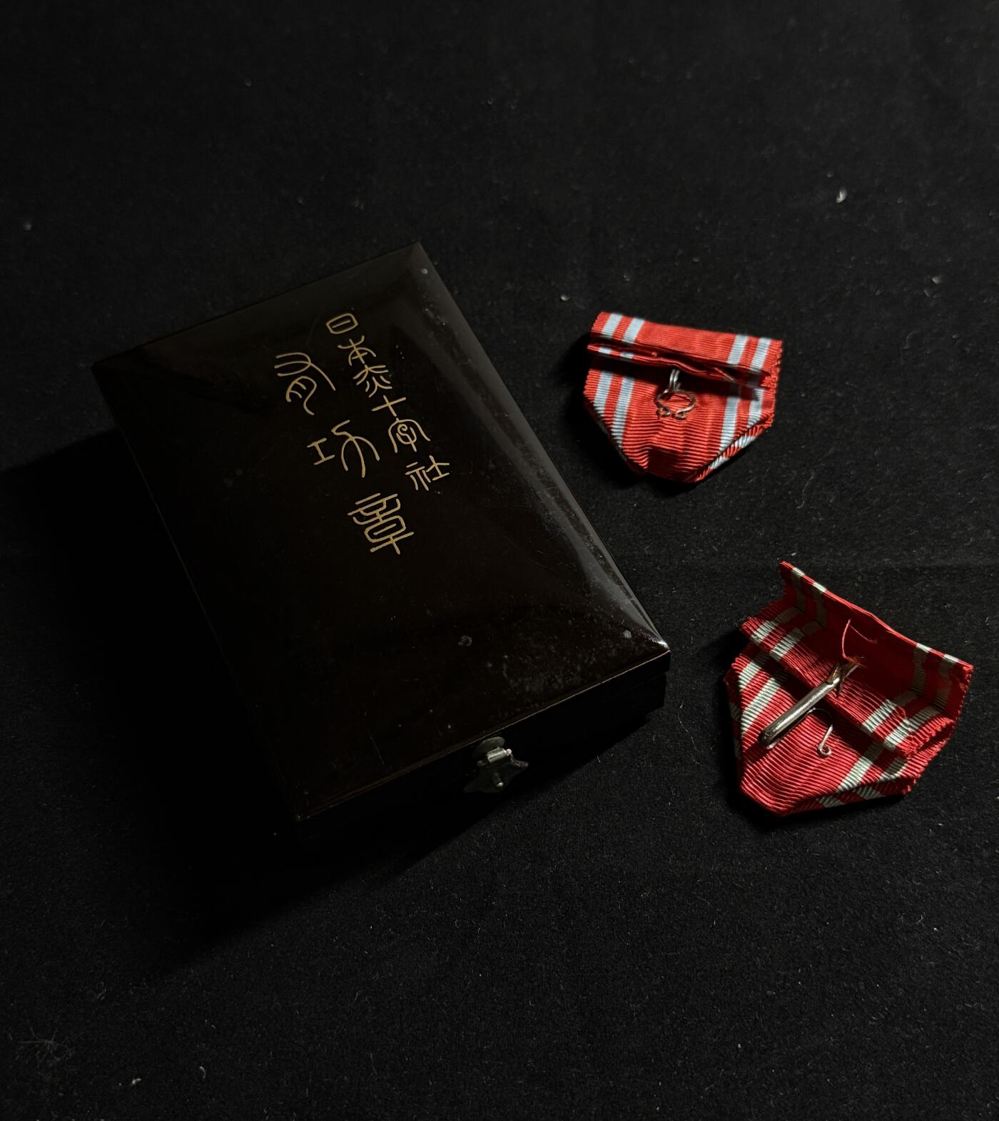 戎马世界章牌大赏第107期 日本赤十字社木盒与绶带一组