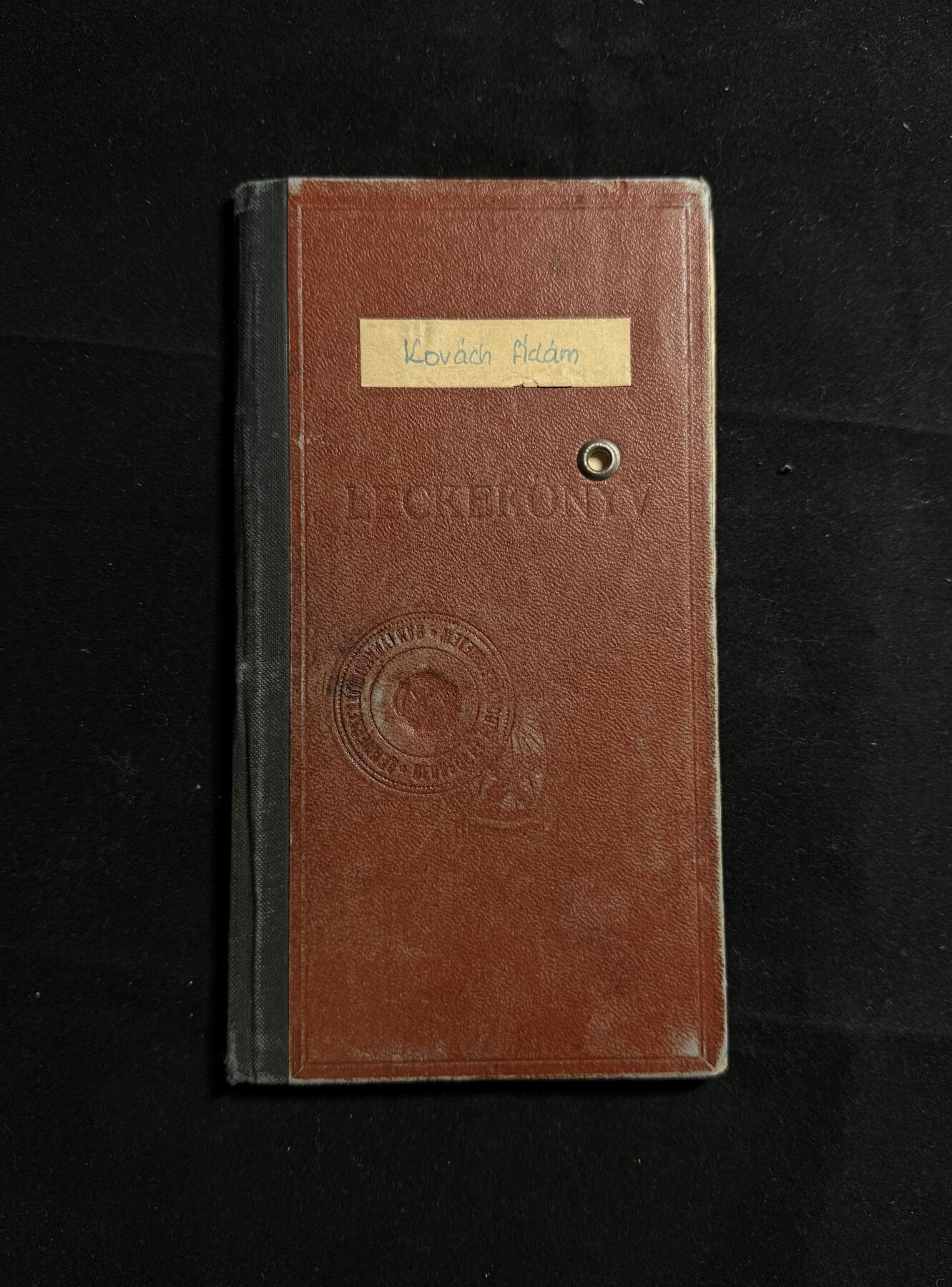 戎马世界章牌大赏第107期 1950年代匈牙利大学生成绩册（含原照与印章）这本成绩册属于 科瓦赫·阿达姆，主修 物理—数学，就读于德布勒森大学